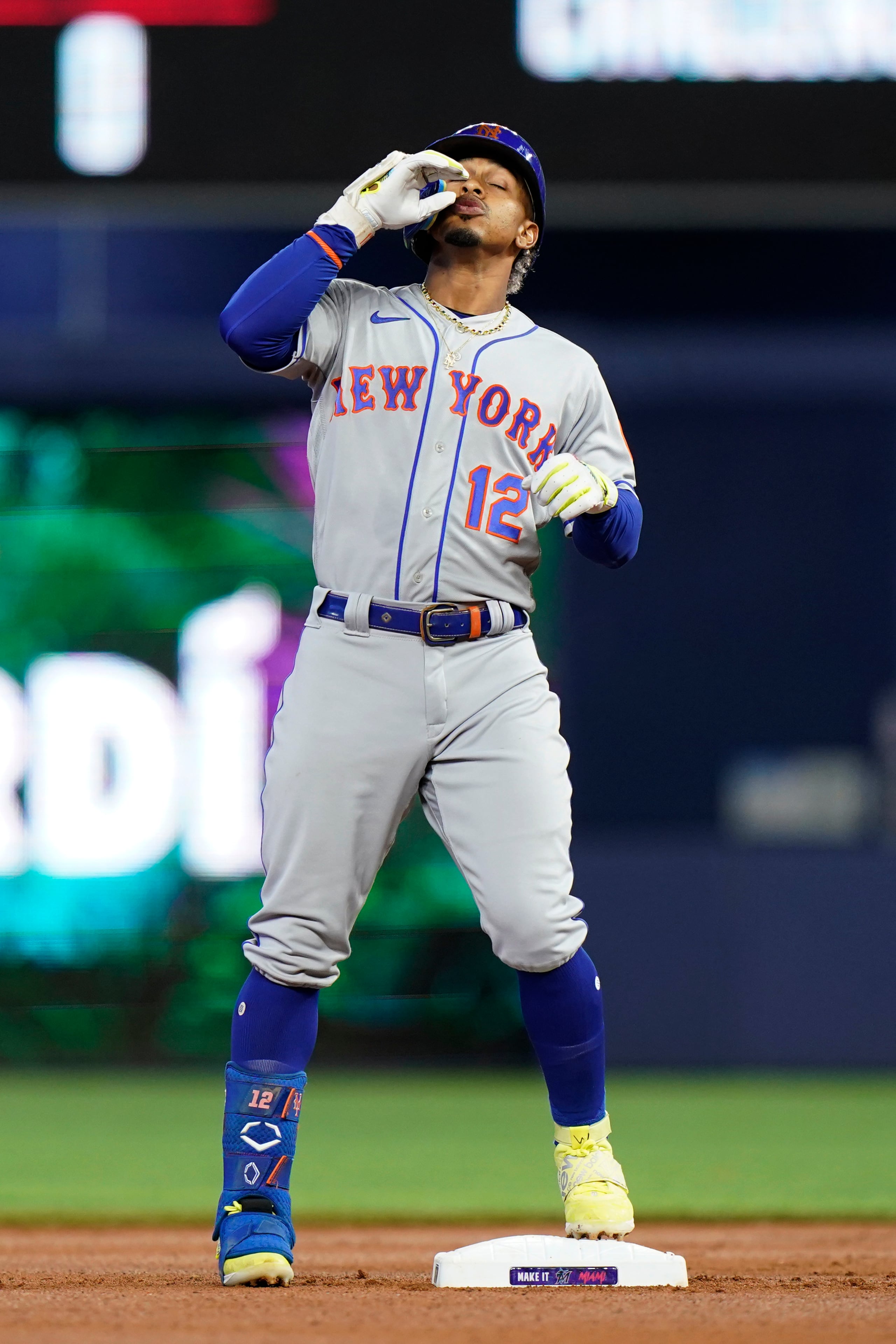 Francisco Lindor celebra luego de conectar su doblete número 16 de la campaña.