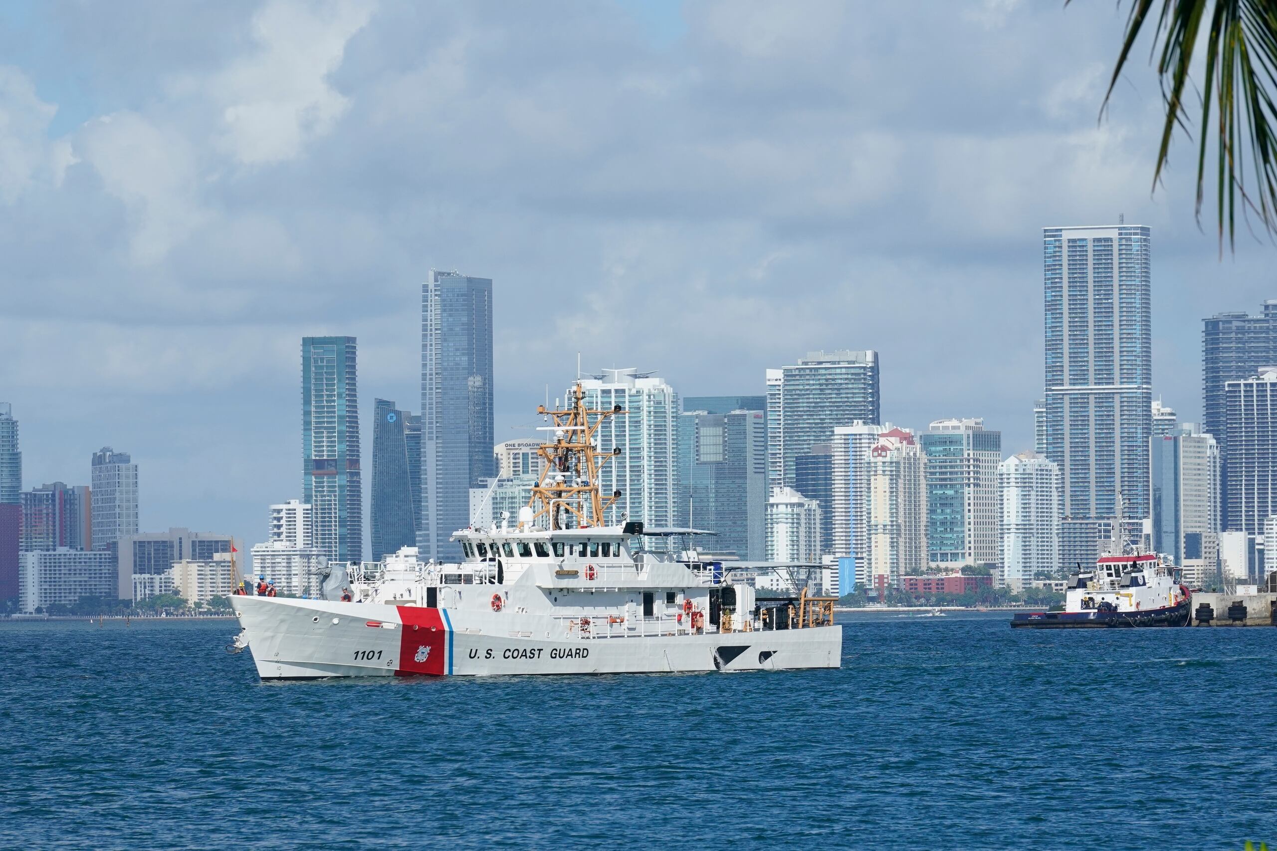 La operación de búsqueda y rescate comenzó luego de que el martes por la mañana se encontró a un solo sobreviviente aferrado al casco volcado del barco.