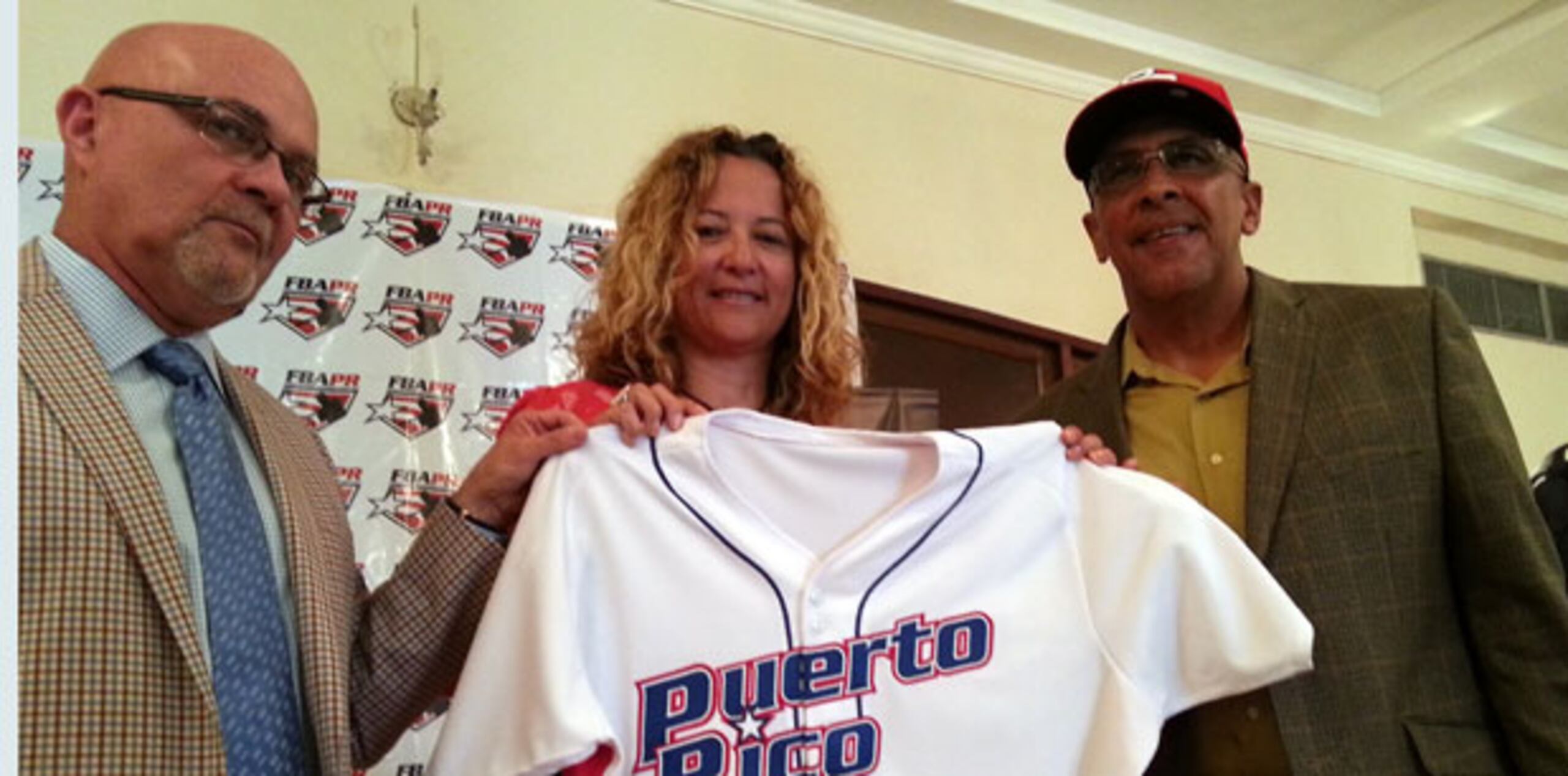 De izquierda a derecha, el presidente federativo, Edwin Quiles;  Edwin Rodríguez y la presidenta del Comité Olímpico de Puerto Rico, Sara Rosario (Suministrada) 
