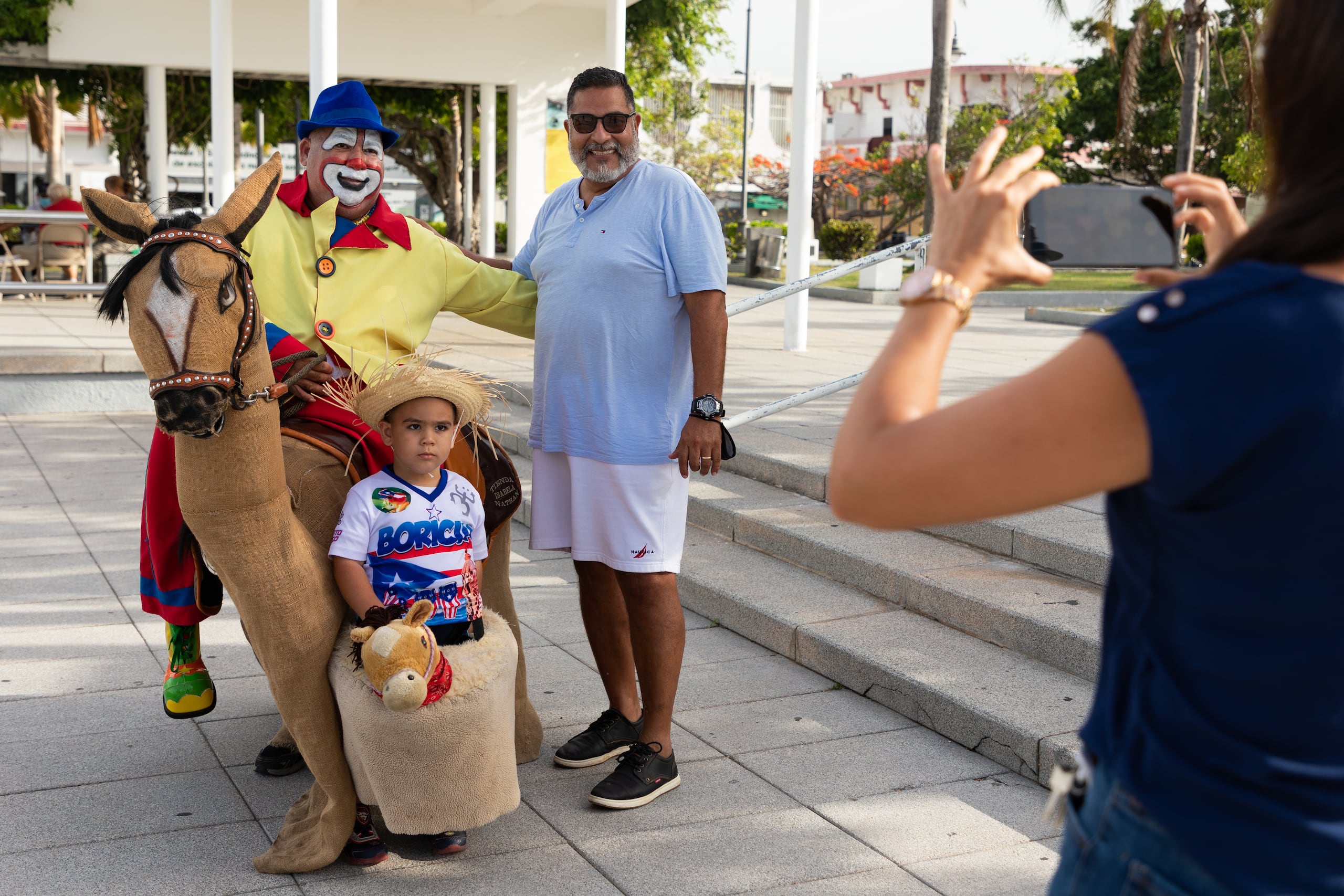  Sigfredo junto a su hijo, el pequeño Zoharnel.