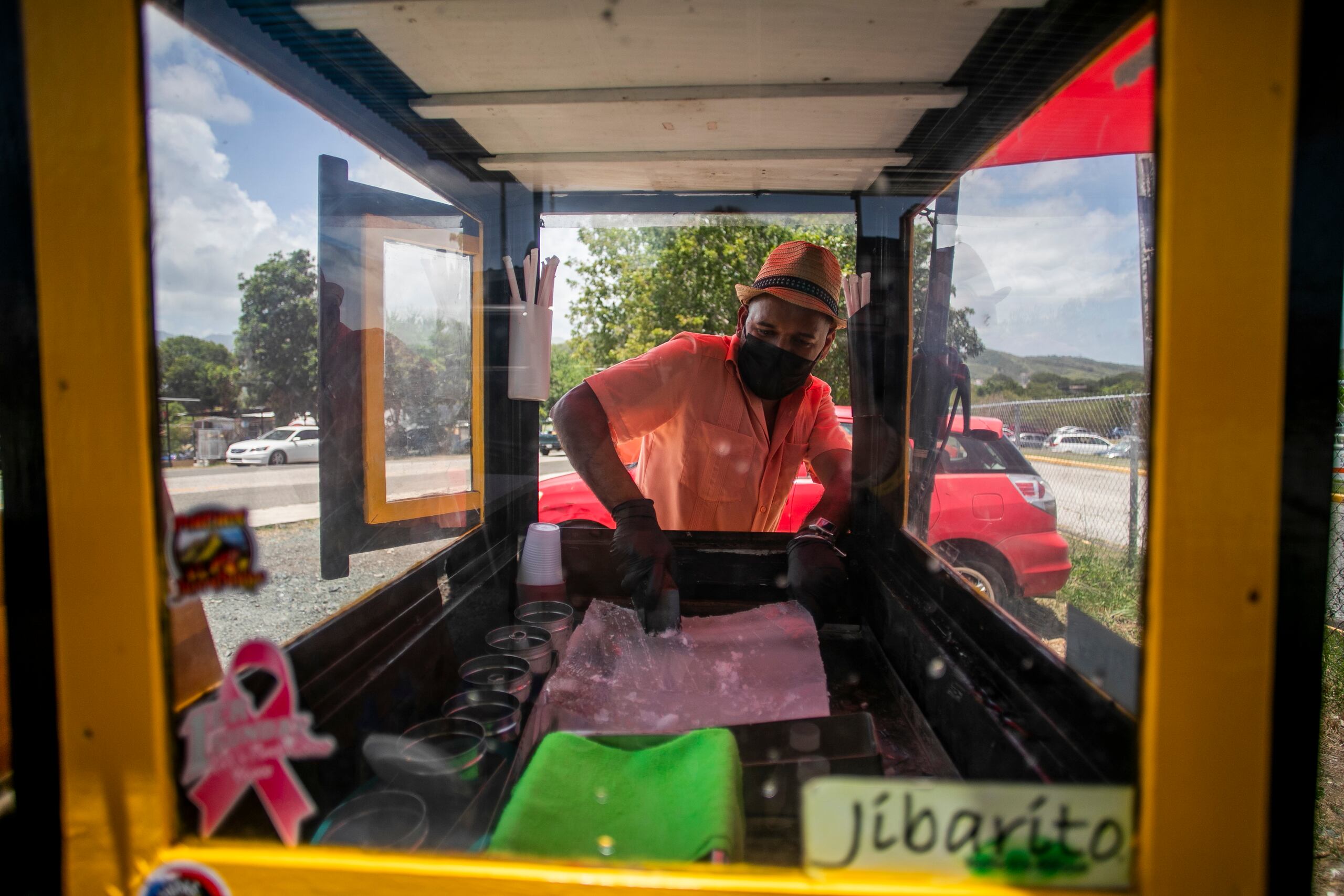 El carrito ha calado tanto en Yauco y atrae tanta gente, que otros empresarios lo llaman para que lleve sus piraguas hasta sus comercios.