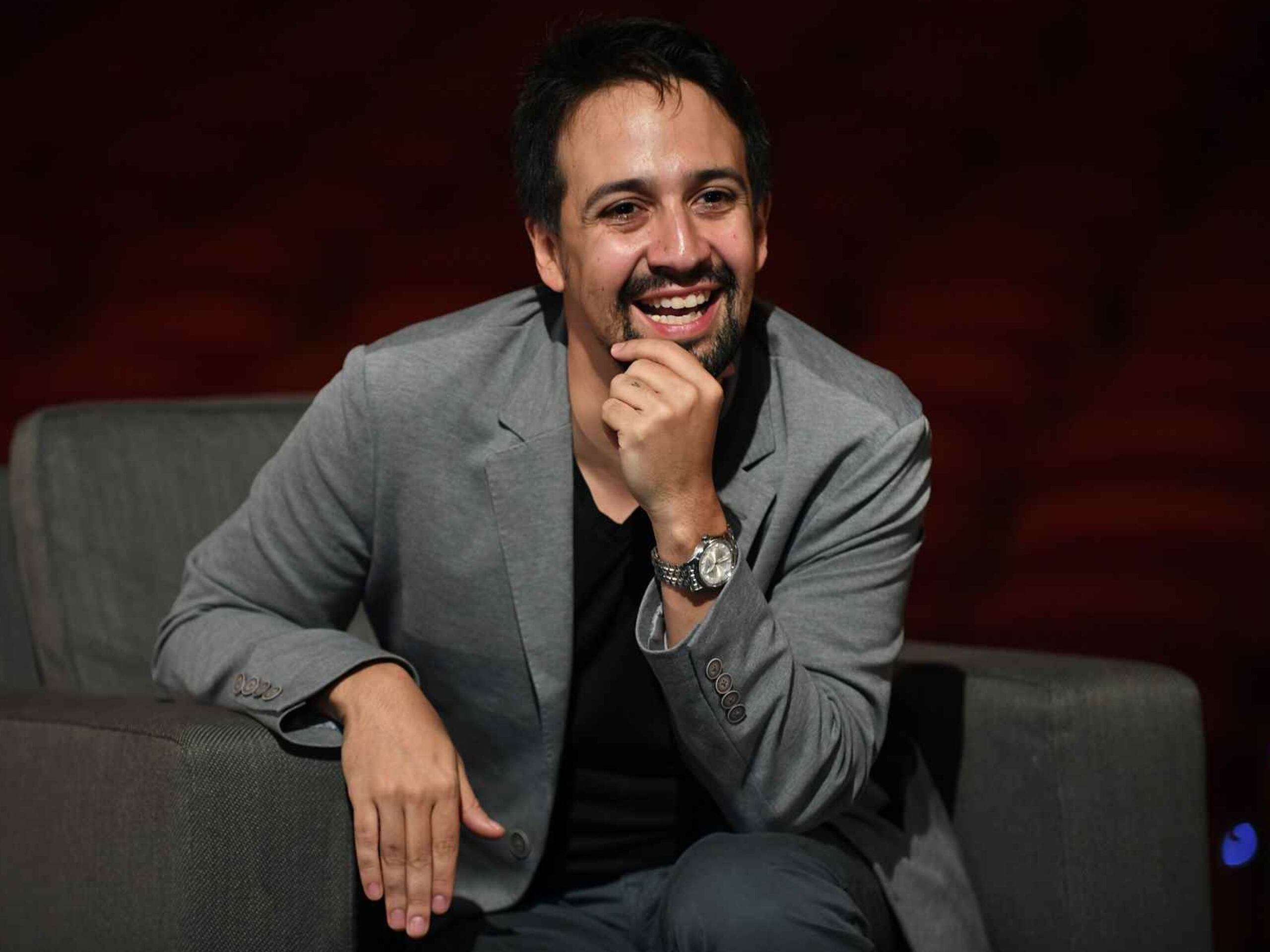 Lin-Manuel Miranda durante su visita a la UPR para anunciar la presentación del musical "Hamilton" en la isla.