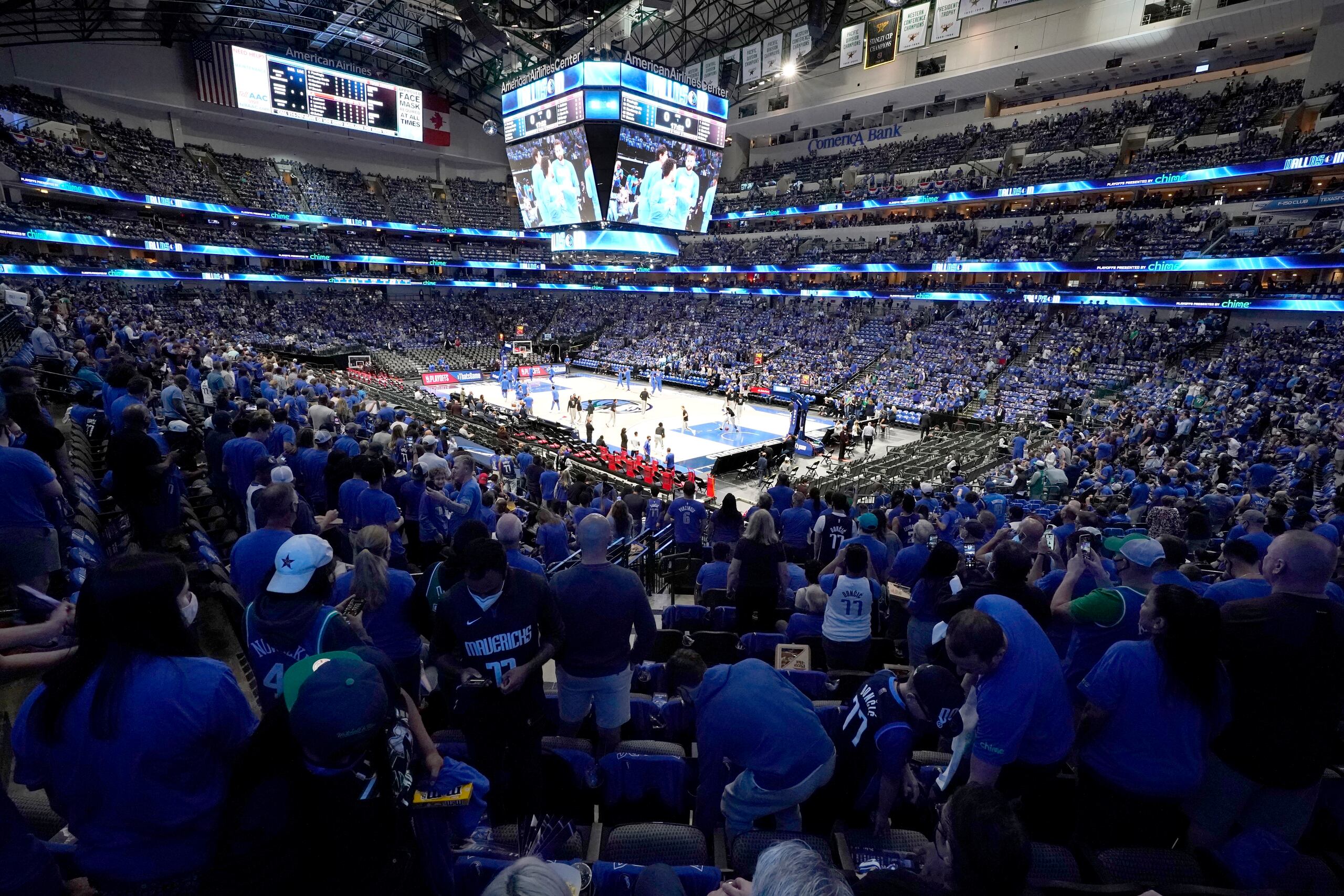 Casi 18,000 asistieron al American Airlines Center de los Mavericks para ver el tercer juego de la serie.