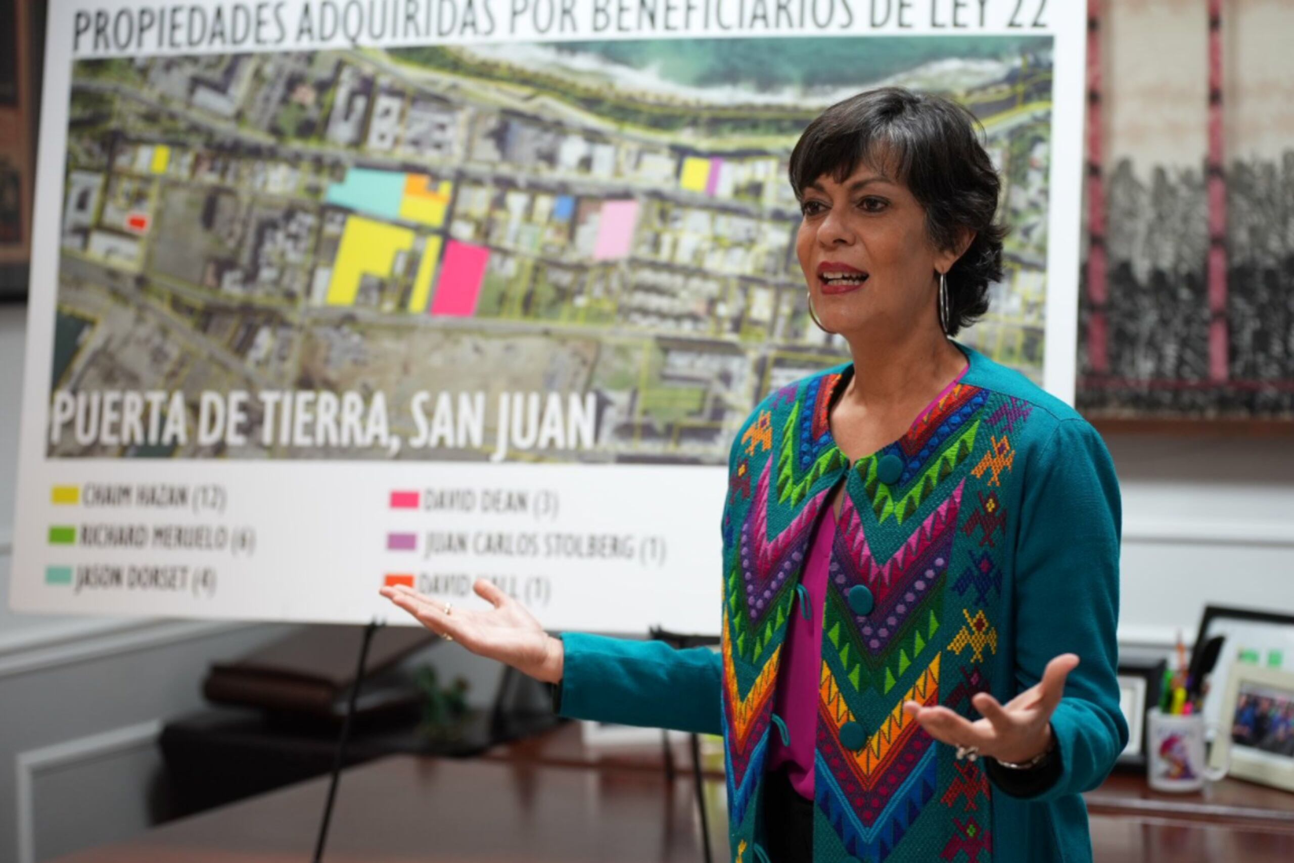 La senadora María de Lourdes Santiago hizo la denuncia junto a varios residentes de Puerta de Tierra, quienes aseguraron que, entre las propiedades lieradas de gravámentes, hay edificios que eran el hogar de familias de escasos recursos en los años 1990.