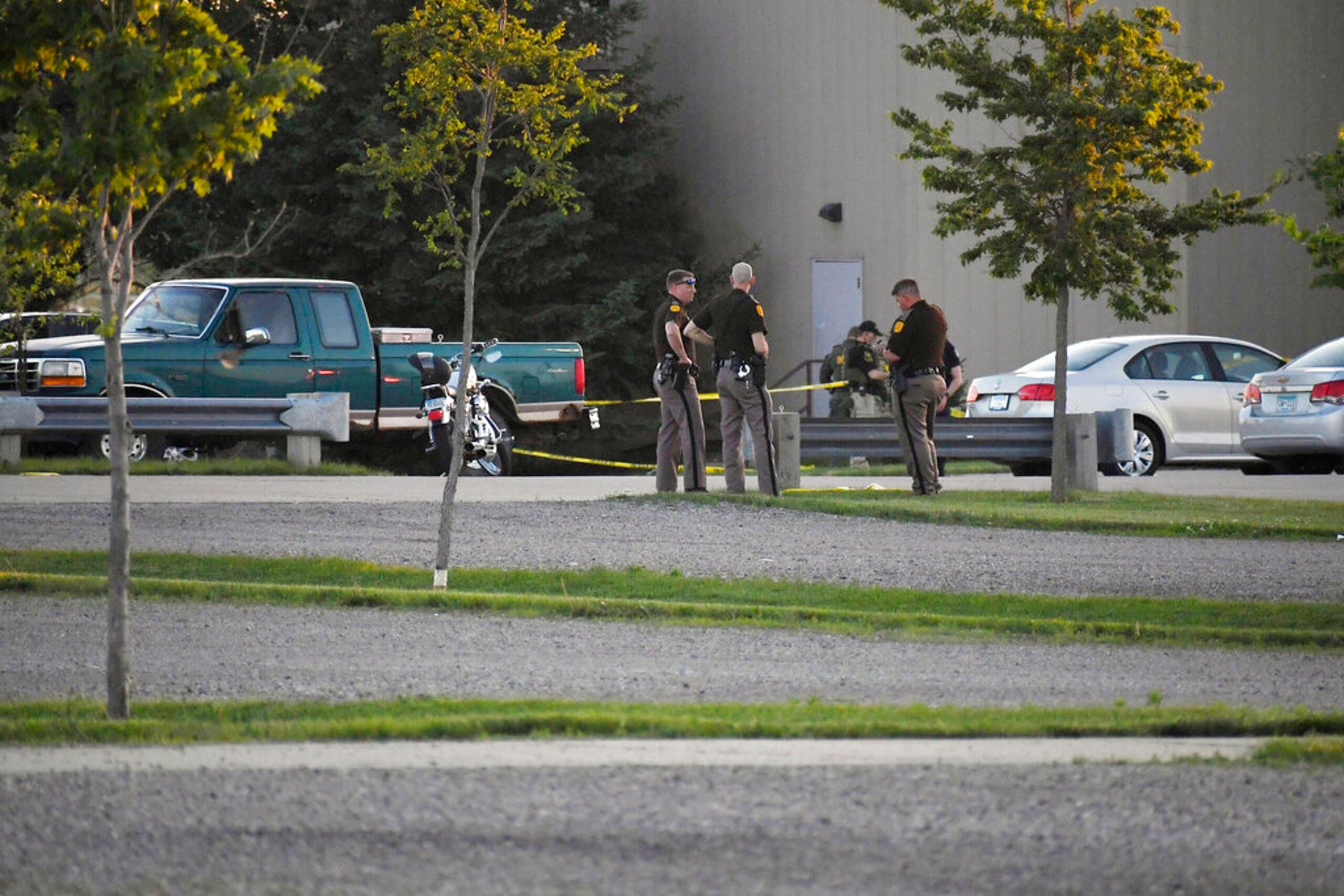 Agentes de la Patrulla Estatal de Iowa frente a la Iglesia Cornerstone después del tiroteo el 2 de junio de 2022 en Ames.