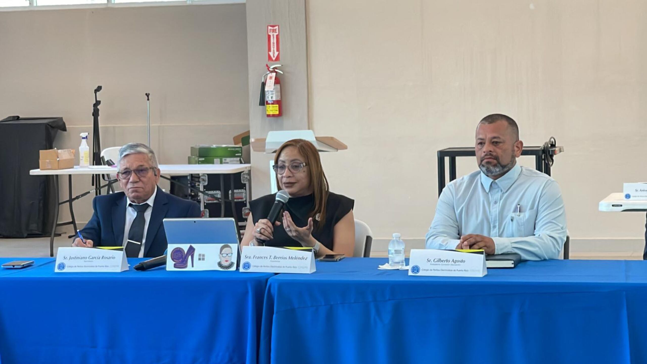 Frances T. Berríos Meléndez, presidenta del Colegio de Peritos Electricistas de Puerto Rico, dijo estar “sumamente contenta” con el intercambio de ideas en la reunión. En la imagen, le acompañan los peritos Justiniano García Rosario y Gilberto Agosto.