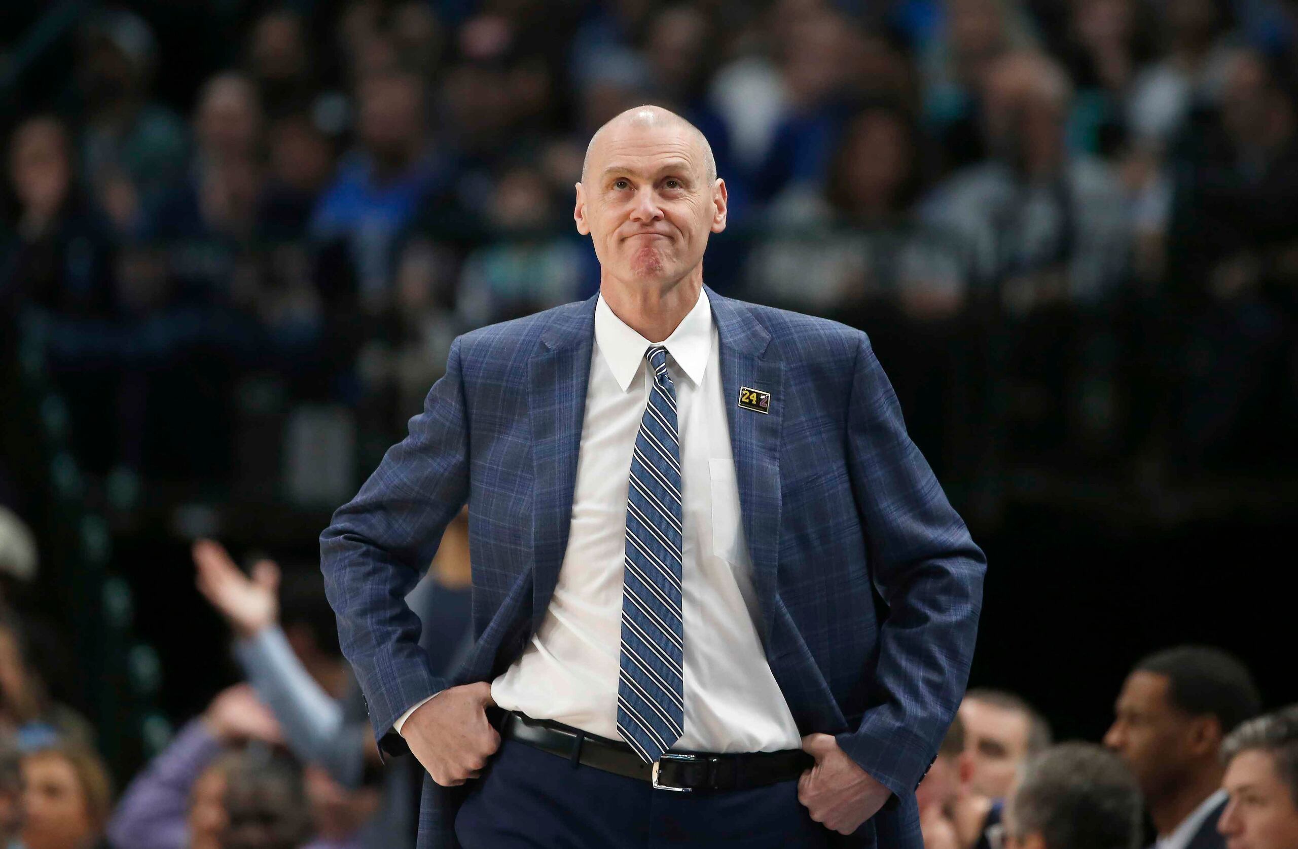 Rick Carlisle, técnico de los Mavericks de Dallas, también optó por los videomensajes para enseñar técnica de tiros. (AP)