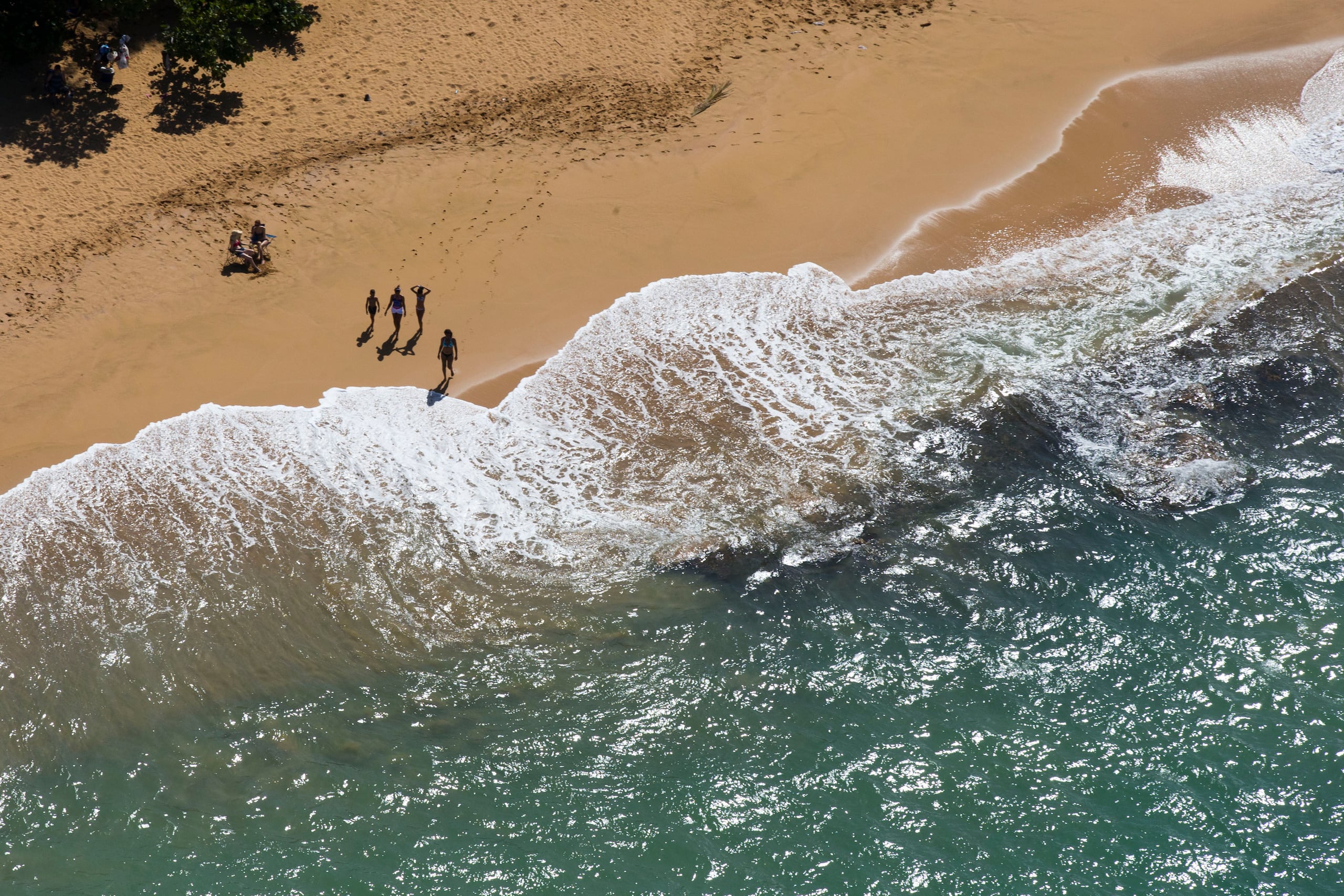 Vista áera hacia una playa en Loíza.