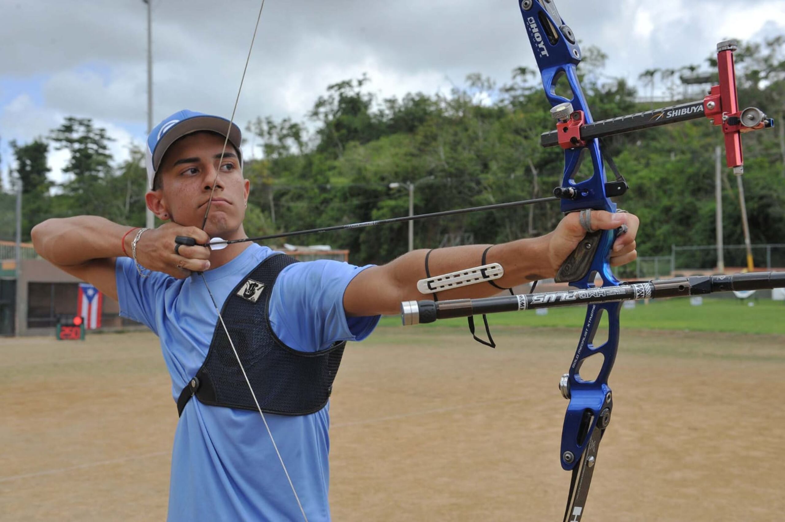 El atleta de 19 años, Adrián Muñoz, aquí en un evento local, estableció una marca de recurvo en Guatemala.