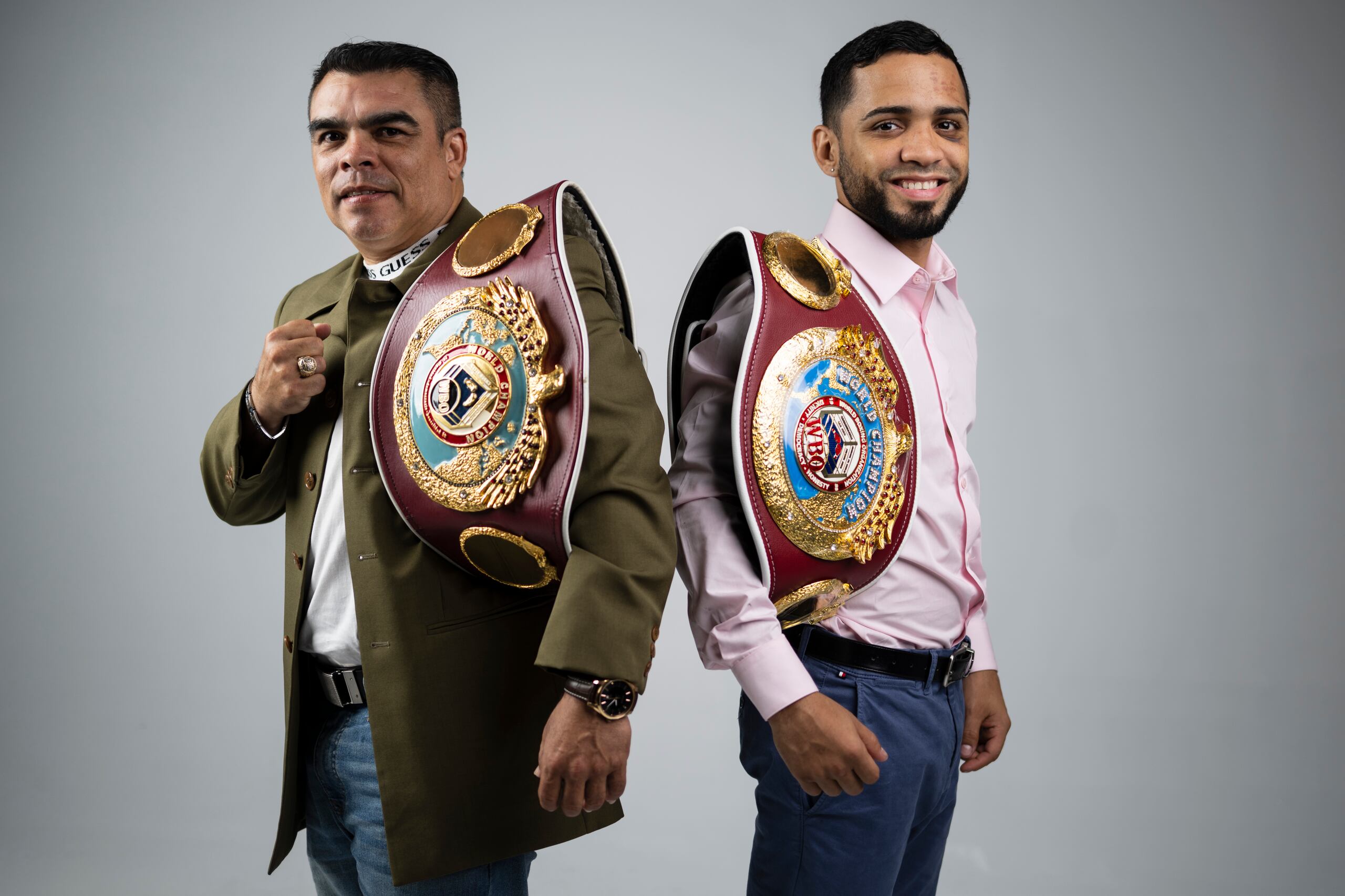 El Nene Sánchez y Oscar Collazo posan en esta foto con sus respectivas primeras correas de campeón.