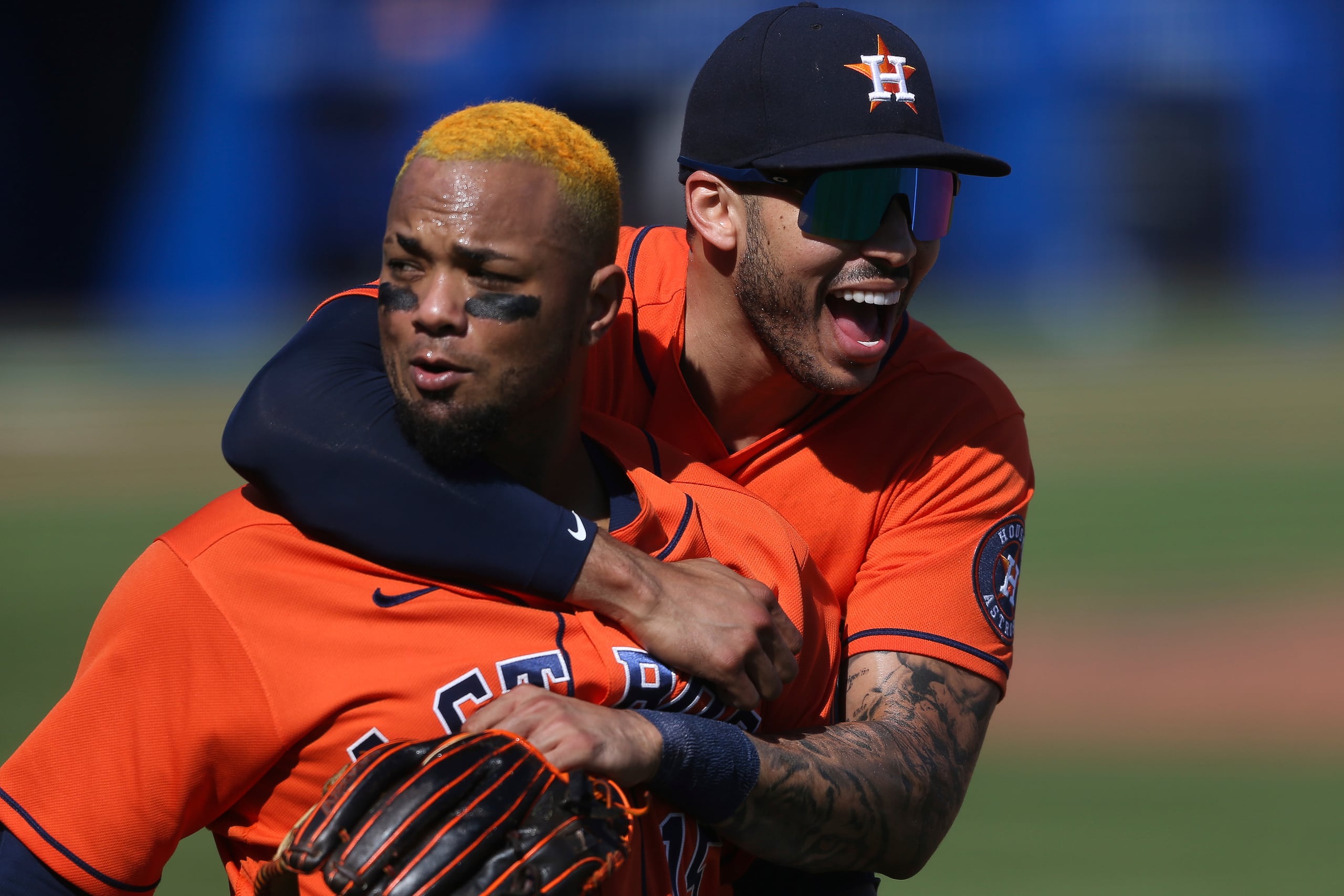 Machete Maldonado es el receptor titular de los Astros de Houston, donde también juega el santaisabelino Carlos Correa, quien lo abraza en la foto.