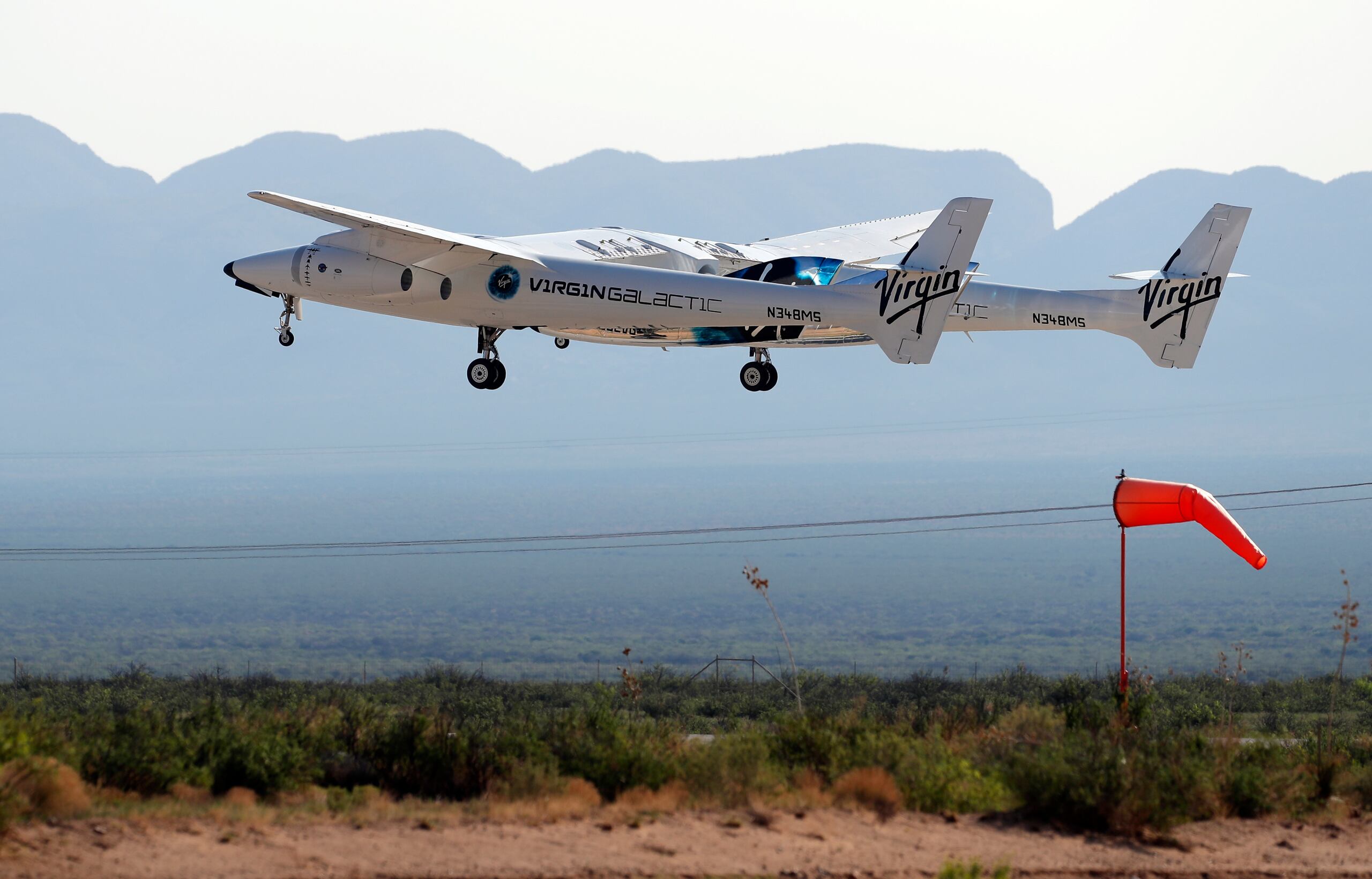 Con unas 500 personas observando, incluida la esposa, los hijos y los nietos de Branson, un avión de doble fuselaje con su cohete pegado debajo despegó en la primera etapa del vuelo.