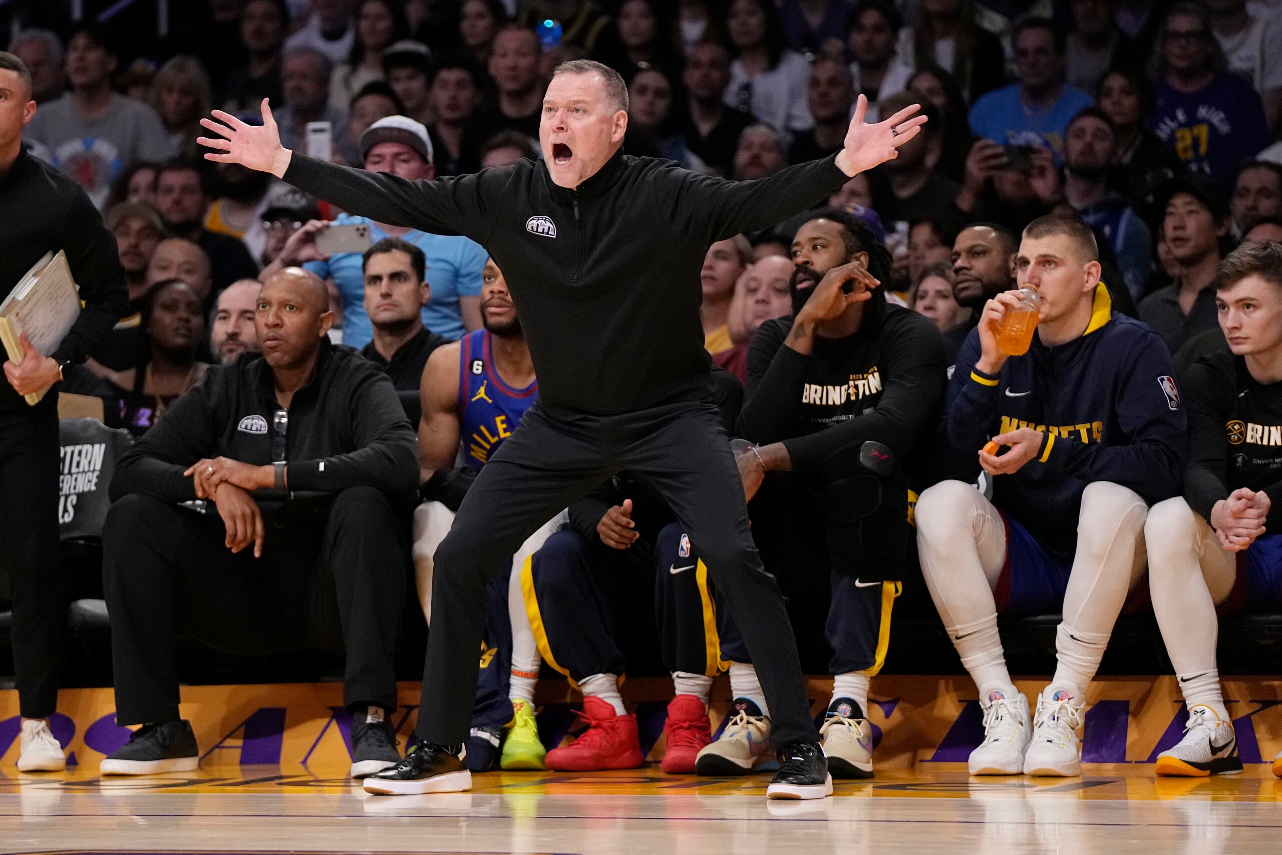 El entrenador de los Nuggets, Michael Malone, no tuvo reparos en dejar saber que la última jugada organizada en las líneas técnicas en el pasado partido fue arreglada por Nikola Jokic.