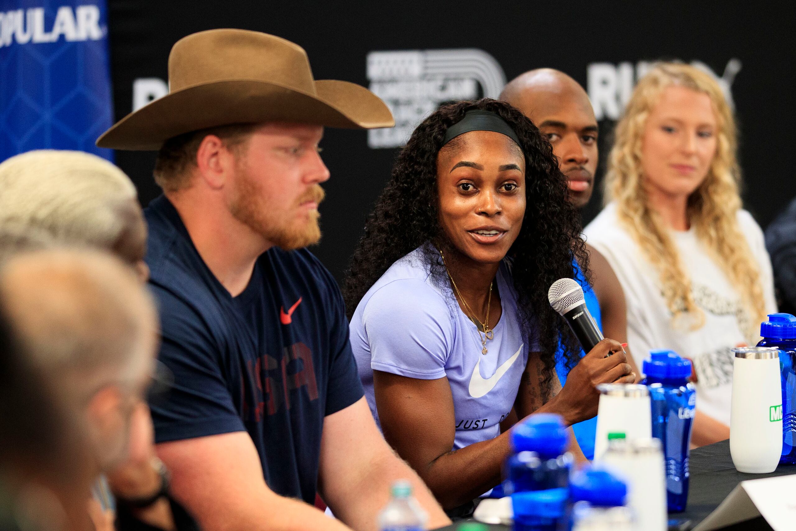 La dos veces campeona olímpica de 100 y 200 metros, la jamaiquina Elaine Thompson-Herah, contesta preguntas el miércoles sobre su carrera este viernes en los 100 metros libres.