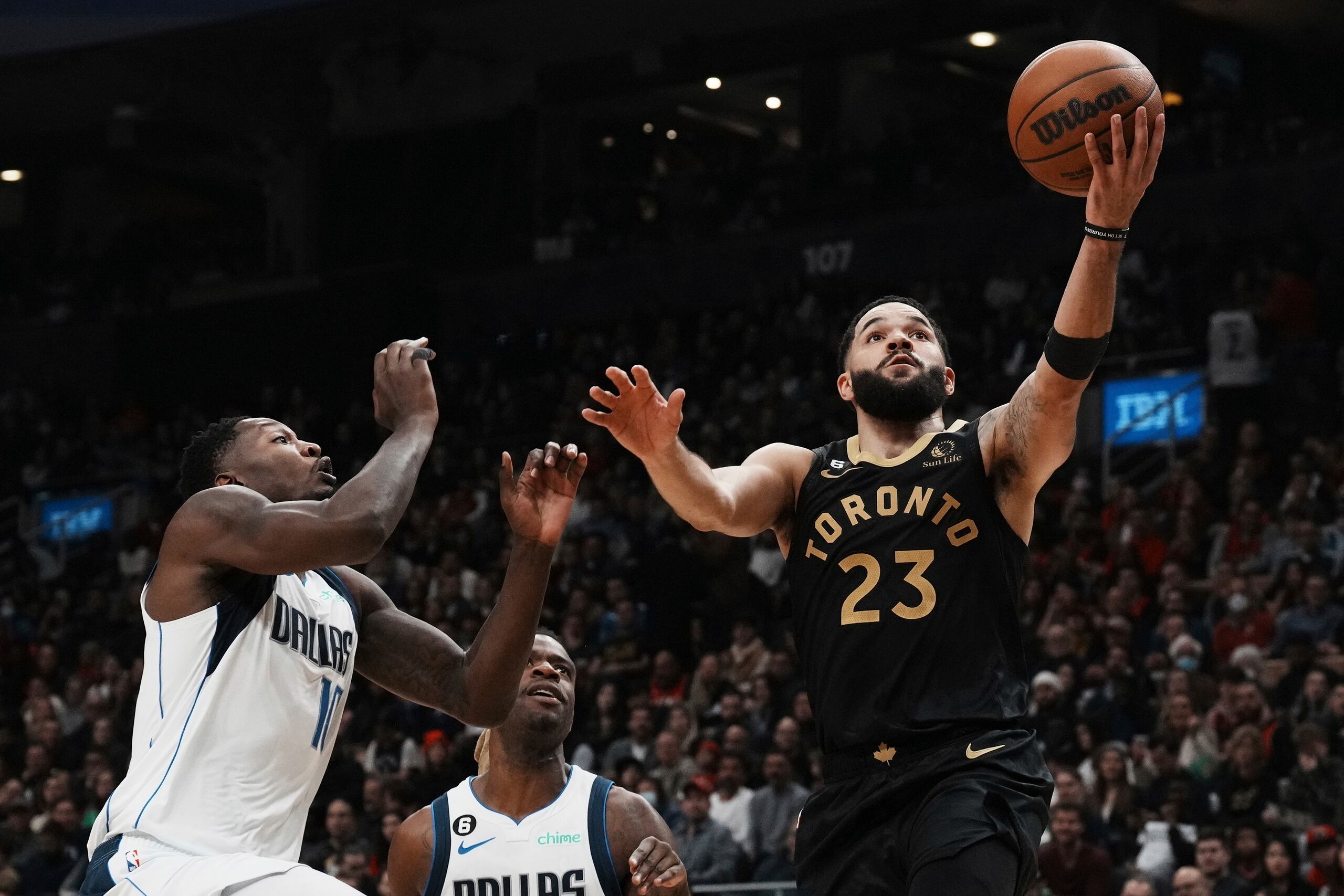 Fred VanVleet, de los Raptors de Toronto, se levanta para realizar un intento frente a Dorian Finney-Smith, de los Mavericks de Dallas, durante el choque sabatino.