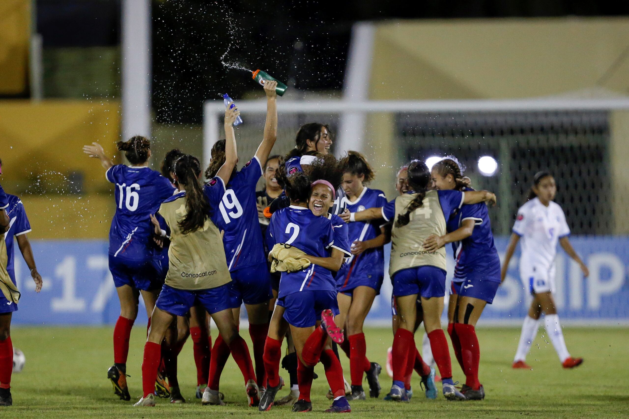 La Selección Sub 17 celebra su pase a la semifinal.