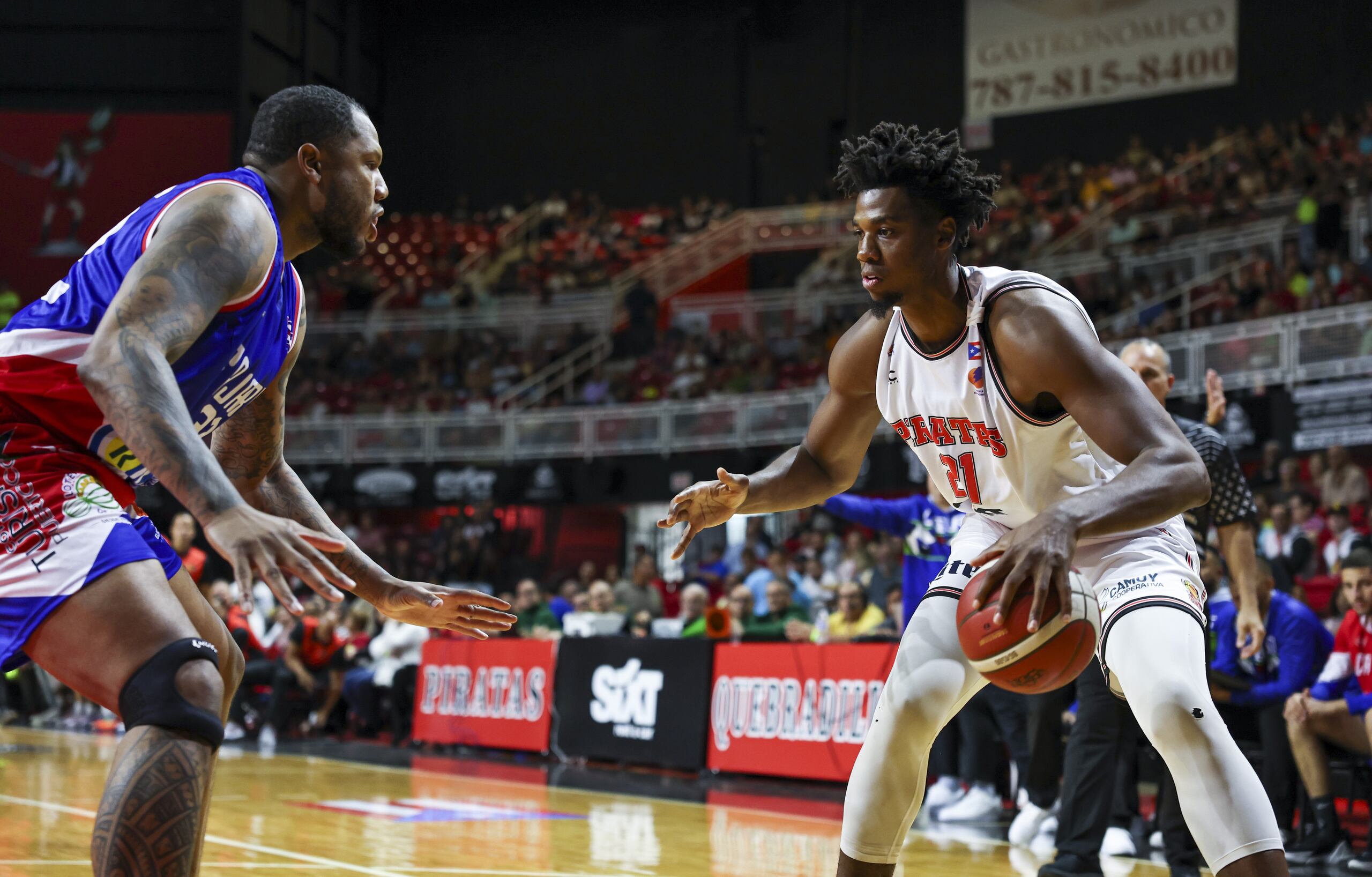 Hassan Whiteside, a la derecha con el balón, acumuló 43 puntos y 19 rebotes el martes en el triunfo de los Piratas de Quebradillas.