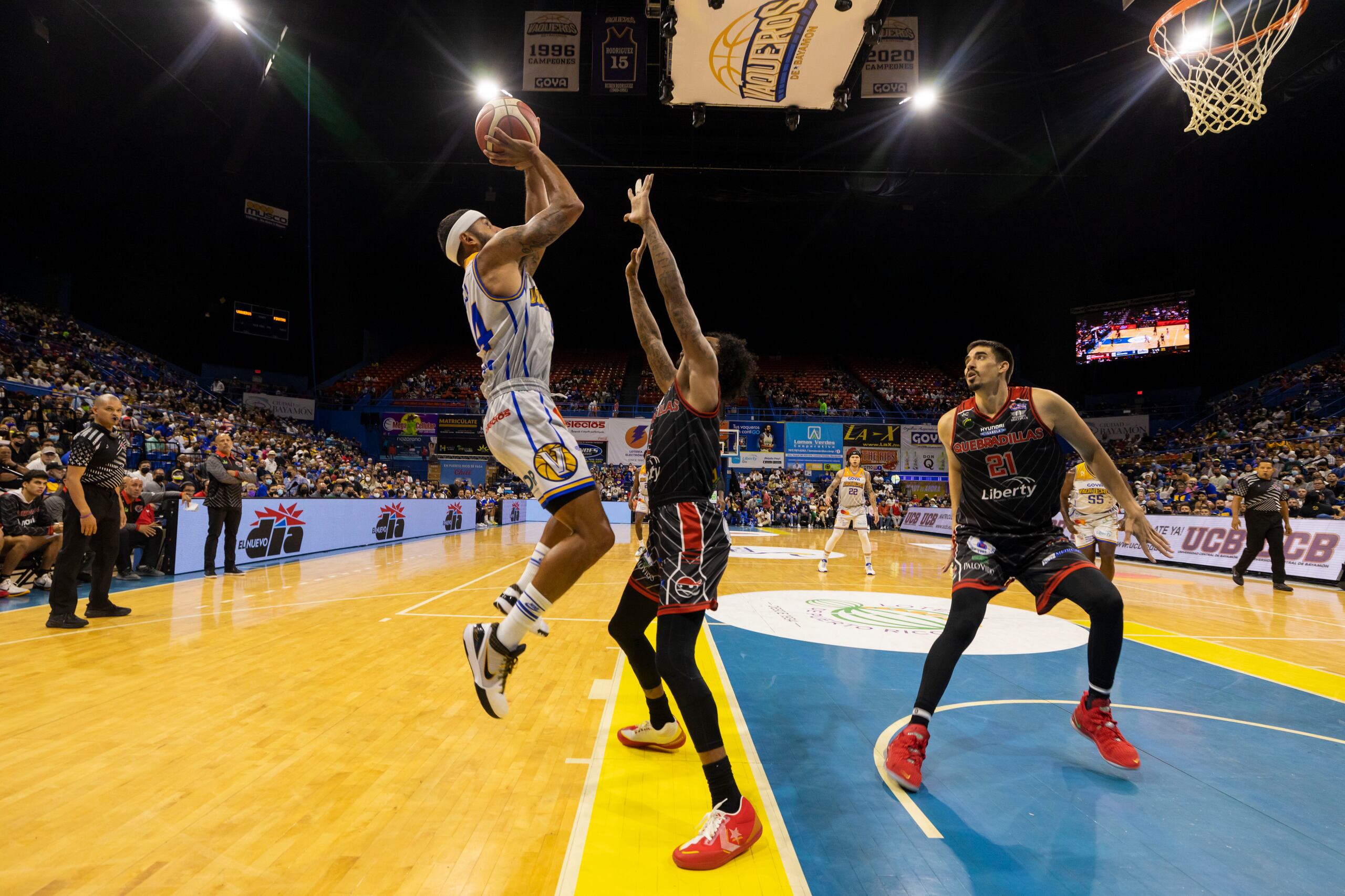 Javier Mojica lanza a corta distancia en el partido de este lunes en el coliseo Rubén Rodríguez. Mojica anotó 28 puntos. (Foto/Alejandro Granadillo).