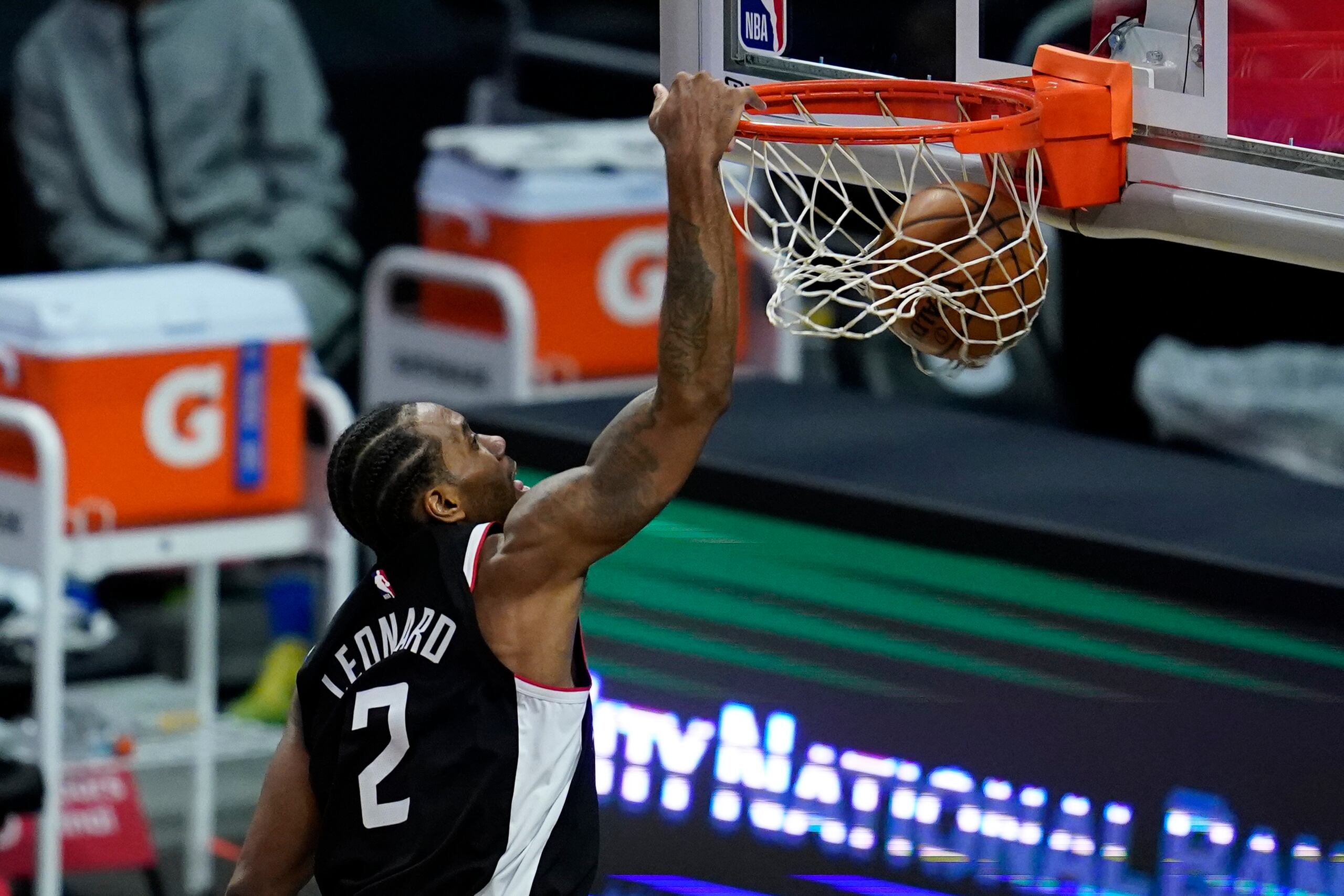 El alero de los Clippers de Los Ángeles Kawhi Leonard clava el balón en el encuentro ante el Thunder de Oklahoma City.