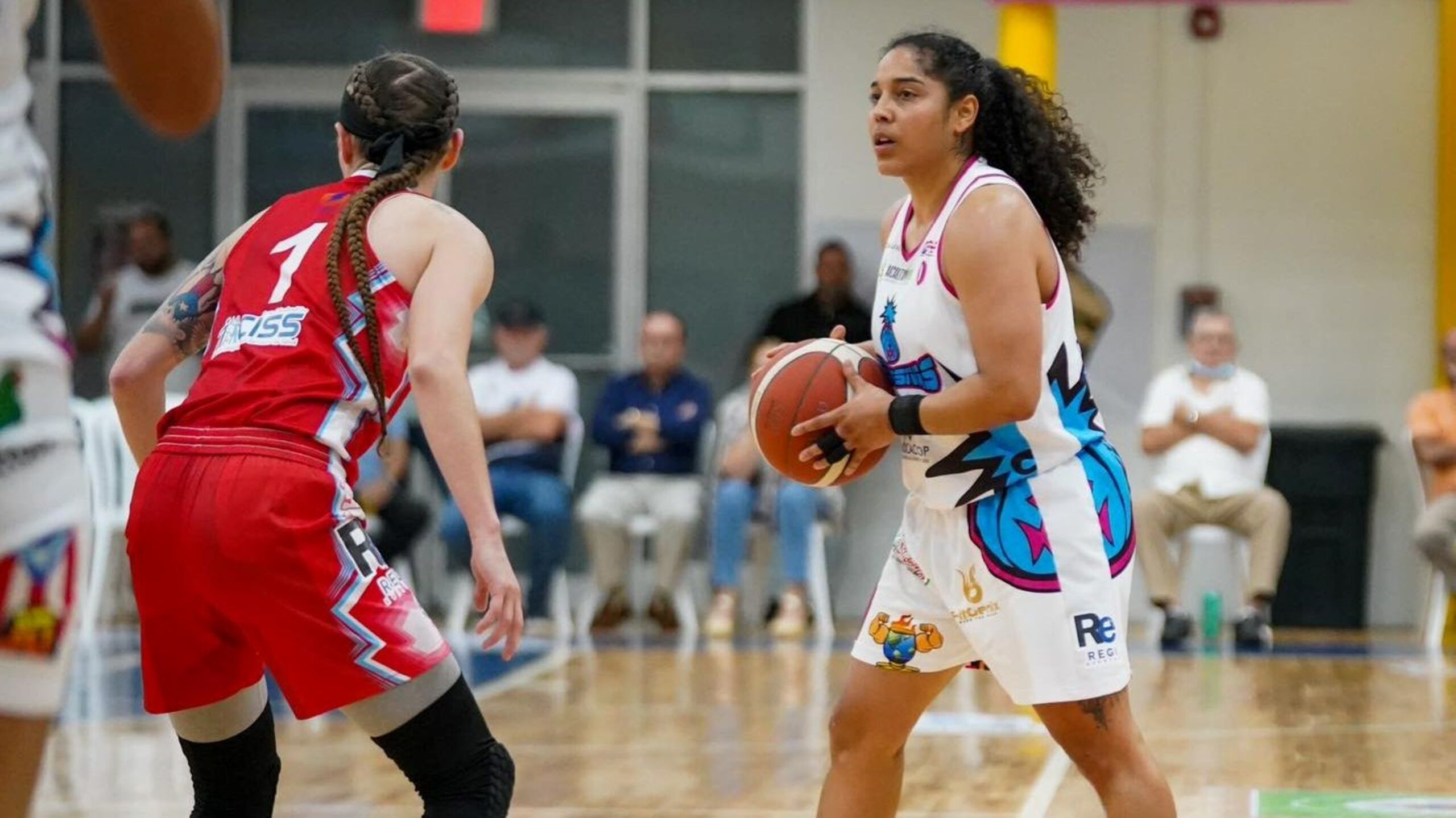 Jennifer O'Neill, con el balón, fue la mejor anotadora de las Explosivas de Moca con 26 puntos.