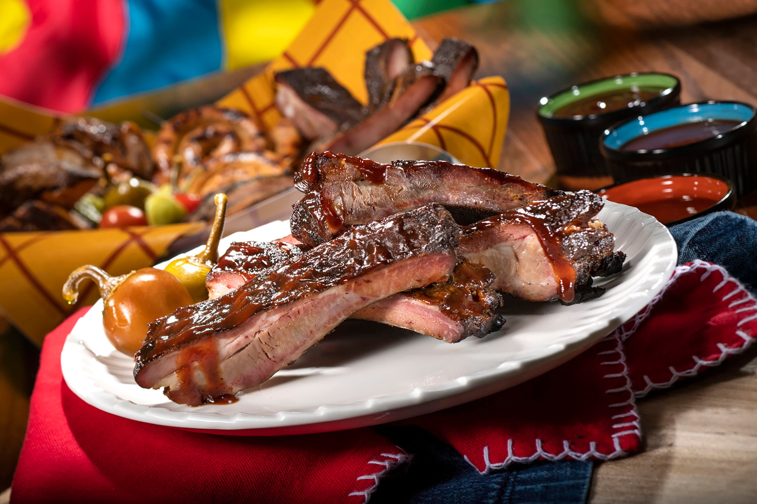 Costillas y otros cortes del restaurante Roundup Rodeo BBQ.