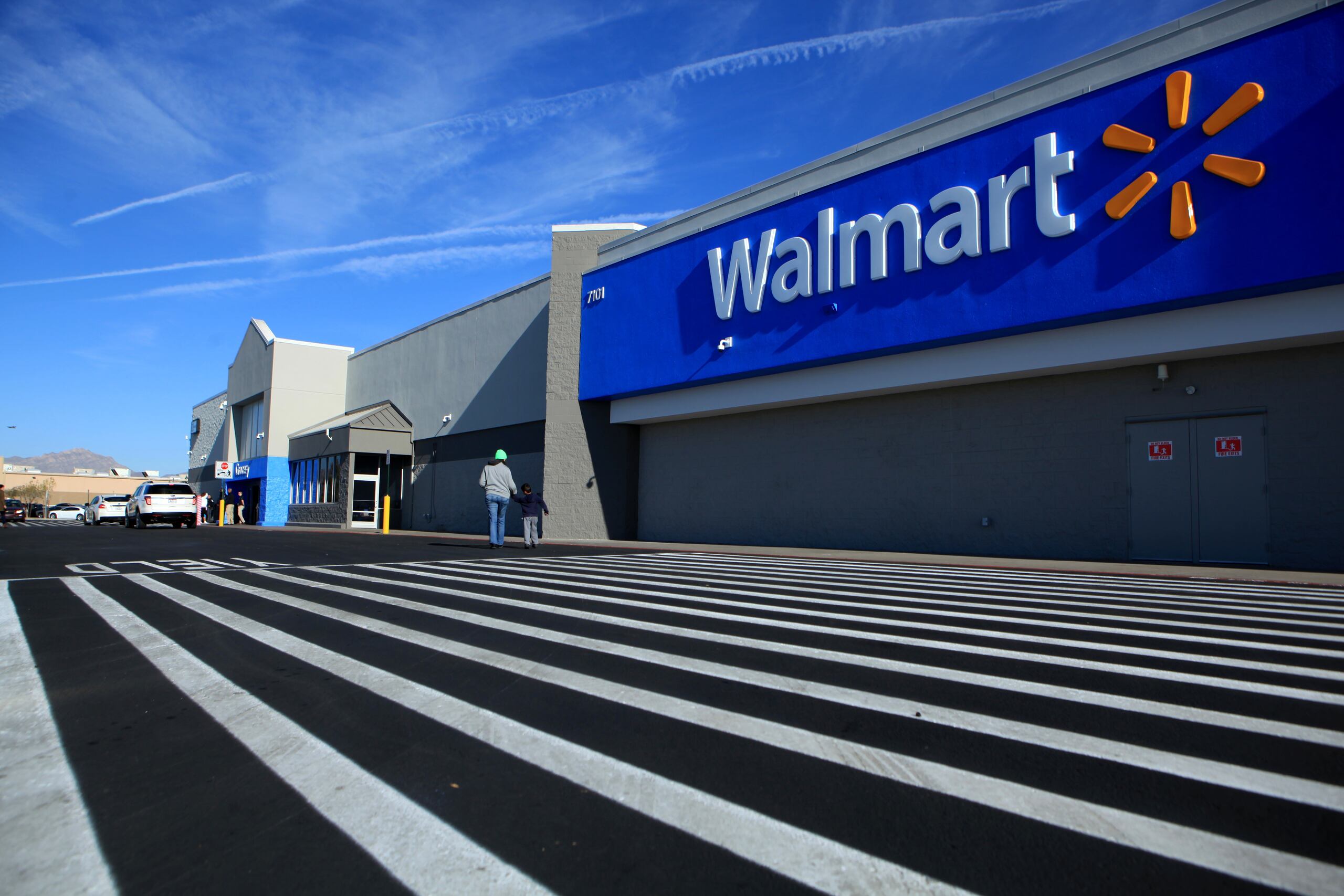 Walmart, que emplea a 1.6 millones de personas, tiene miles de tiendas en todo el país y su sede está en Arkansas, uno de los estados que prohibieron inmediatamente la interrupción del embarazo tras la decisión del Supremo de anular la protección del derecho al aborto vigente desde 1973.