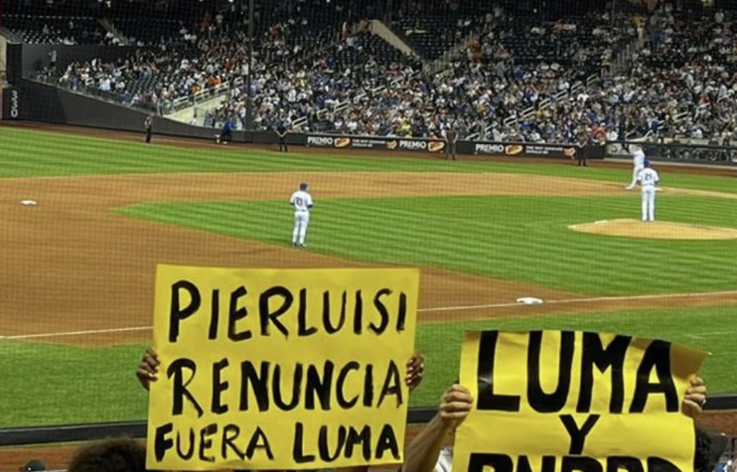 Manifestantes contra el gobierno de Pedro Pierluisi y LUMA Energy se manifestaron durante el juego entre Mets y Piratas el jueves.