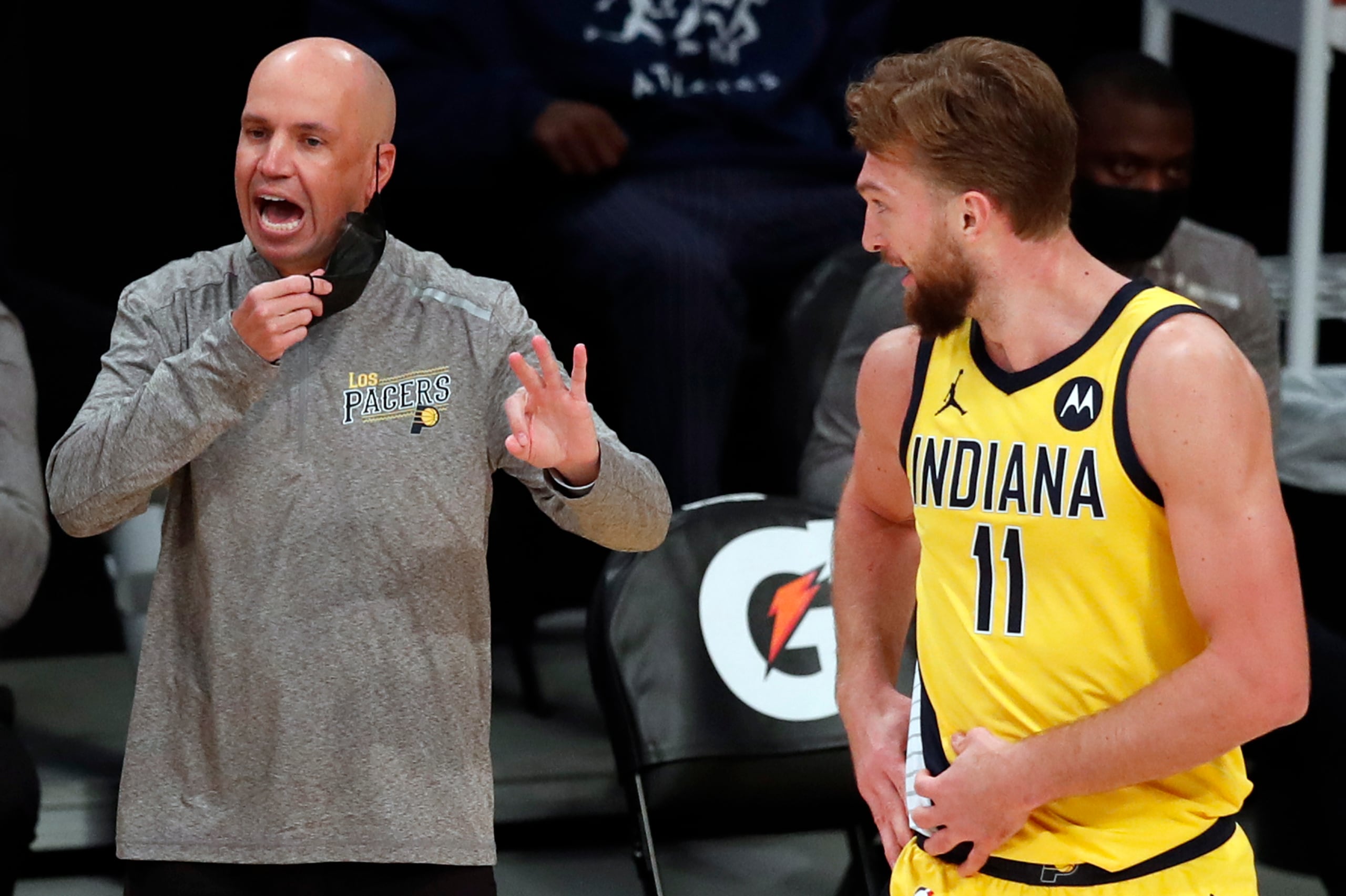 En la imagen, el saliente entrenador de los Pacers de Indiana, Nate Bjorkgren,  junto a Domantas Sabonis.