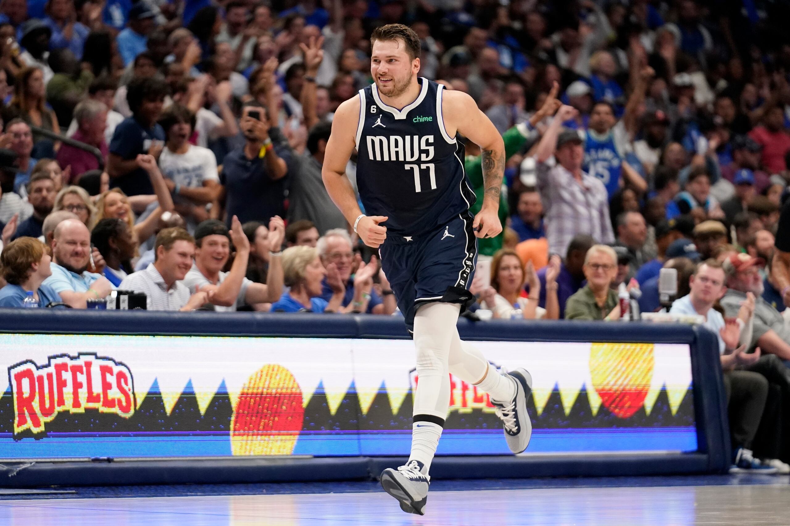 El esloveno Luka Doncic recorre la cancha tras anotar un triple ante los Grizzlies de Memphis el sábado.