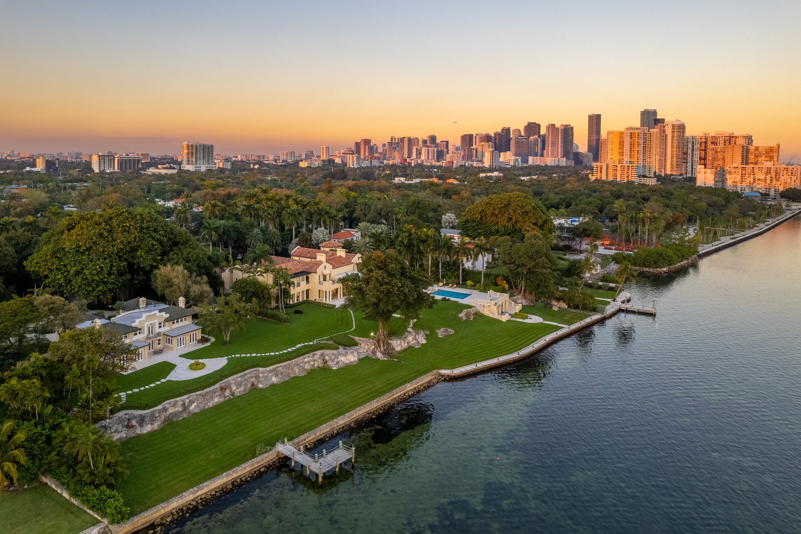 Fotografía cedida por 1 Oak Studios Corp a través de Arsht Estate donde se muestra la propiedad denominada Arsht Estate que alberga dos mansiones, frente a la Bahía Vizcaína en Miami, Florida.