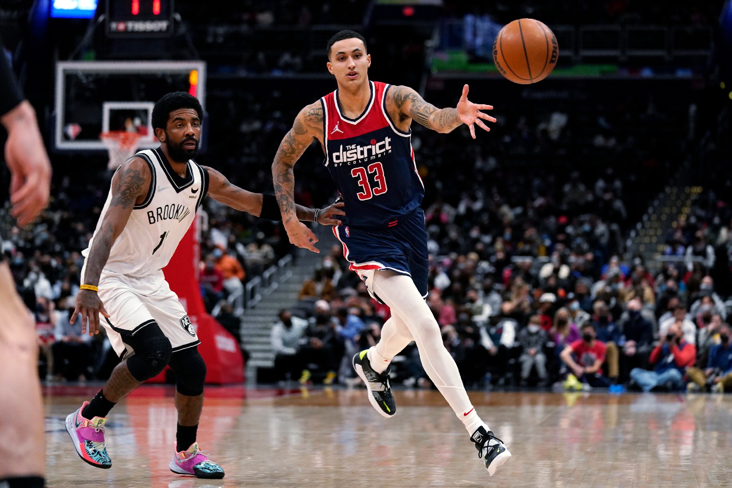 Al armador de los Nets de Brooklyn, Kyrie Irving (1), defiende de cerca a Kyle Kuzma, de los Wizards de Washington, el jueves.