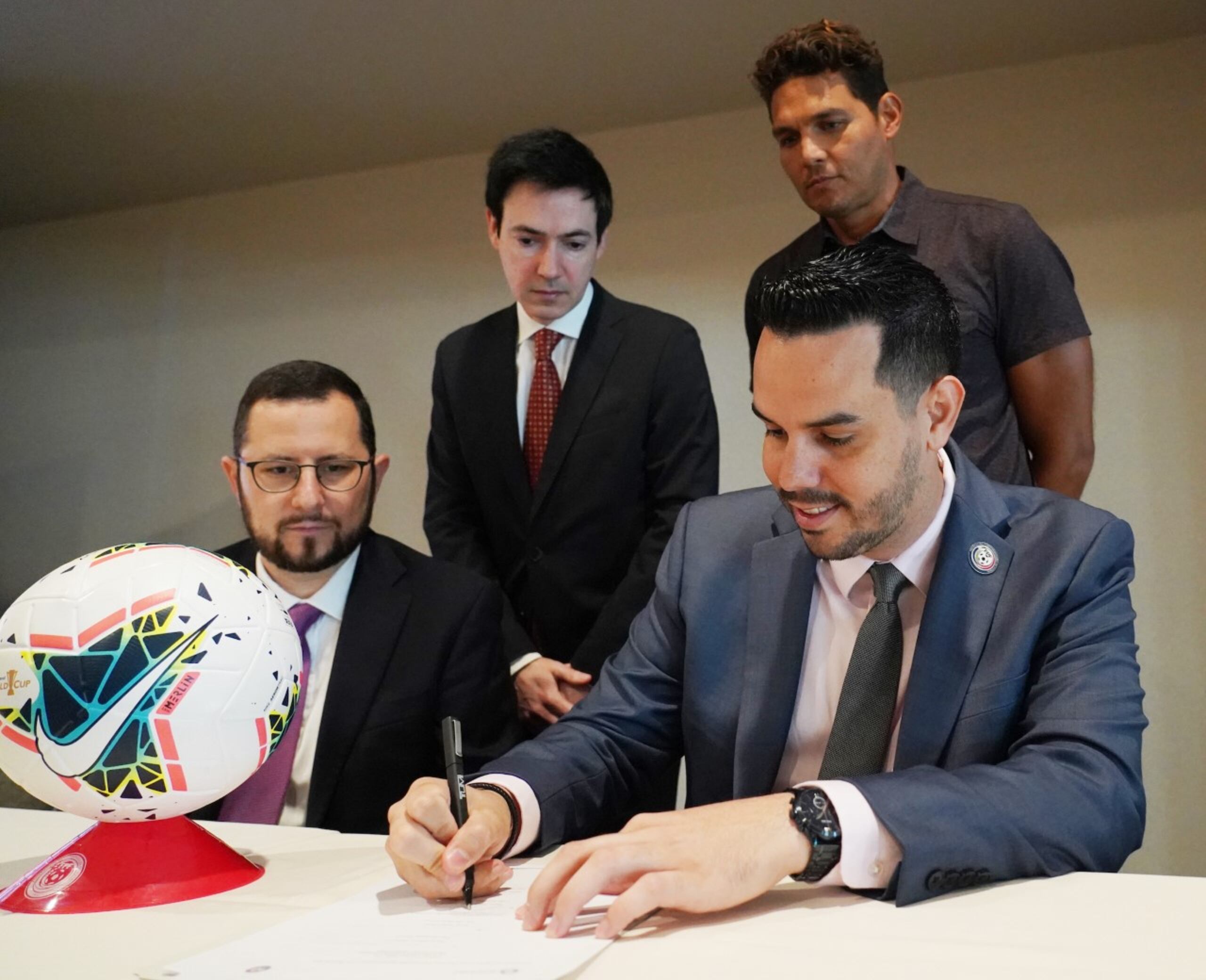 Iván Rivera junto a -de izquierda a derecha- Alfonso Alanis-Cue, Robert Swain y Arsenio López en la conferencia de prensa.