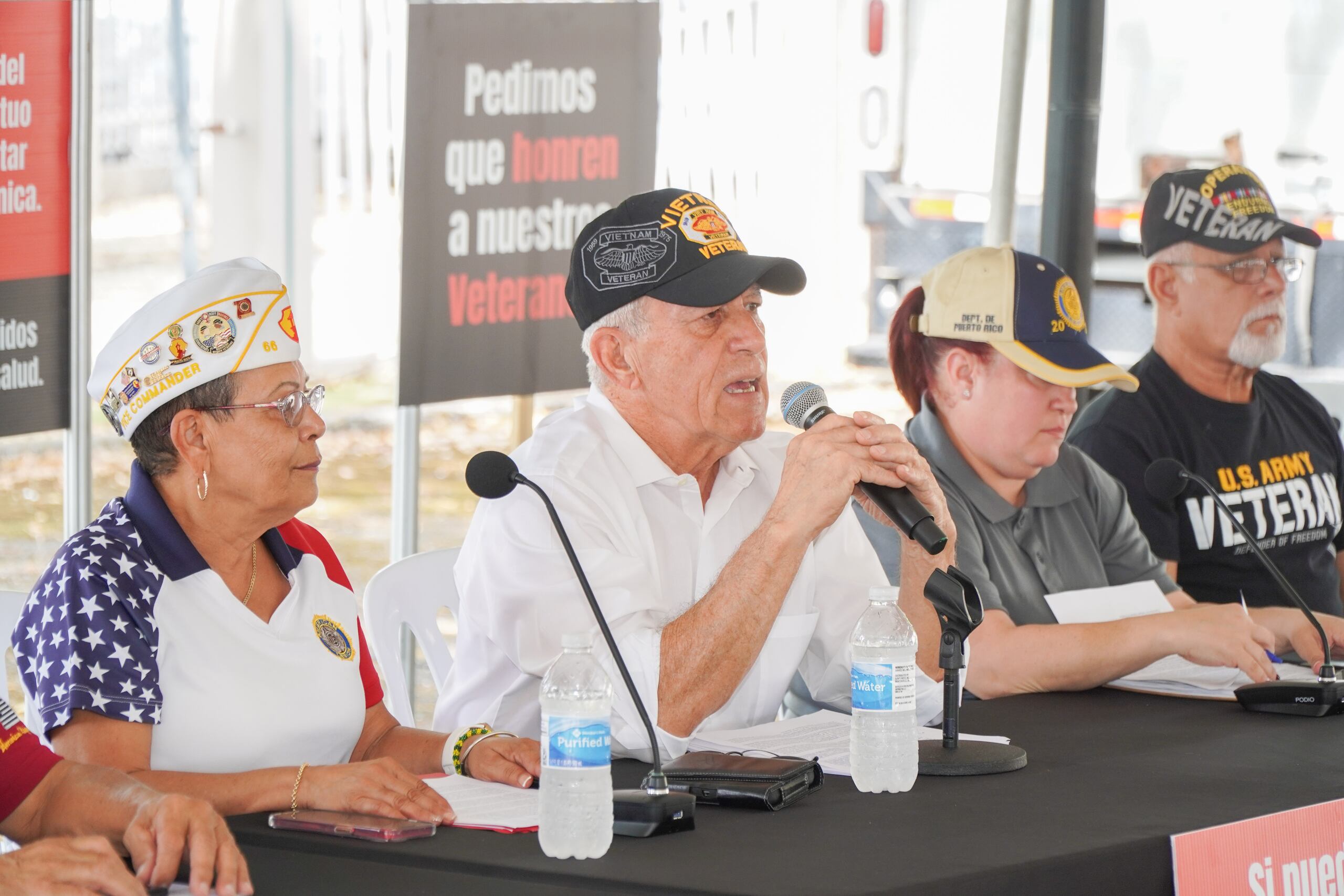 La vicecomandante de la Legión Americana de Puerto Rico, Carmen Rosario (izquierda), el presidente del Consejo de Puerto Rico del Vietnam Veterans of America, Jorge Pedroza (centro), y la líder de pelotón de The Mission Continues, Elizabeth Martínez (derecha), solicitaron al Hospital Auxilio Mutuo a favorecer el proyecto que favorecería a unos 23,000 veteranos.