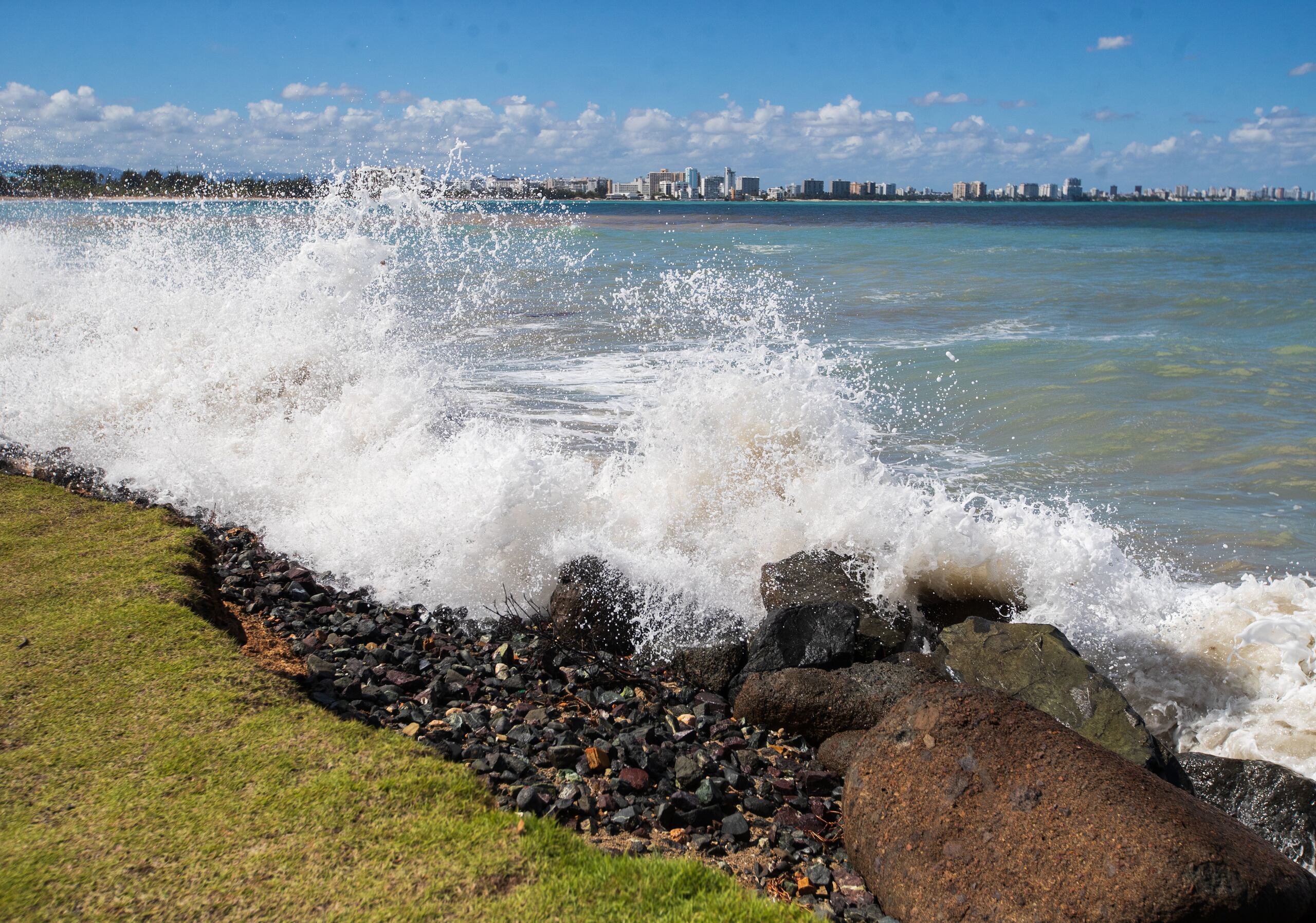 Oleaje en la costa norte de Puerto Rico.