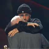 Nicky Jam llora al recibir de su padre premio durante los Latin Billboard