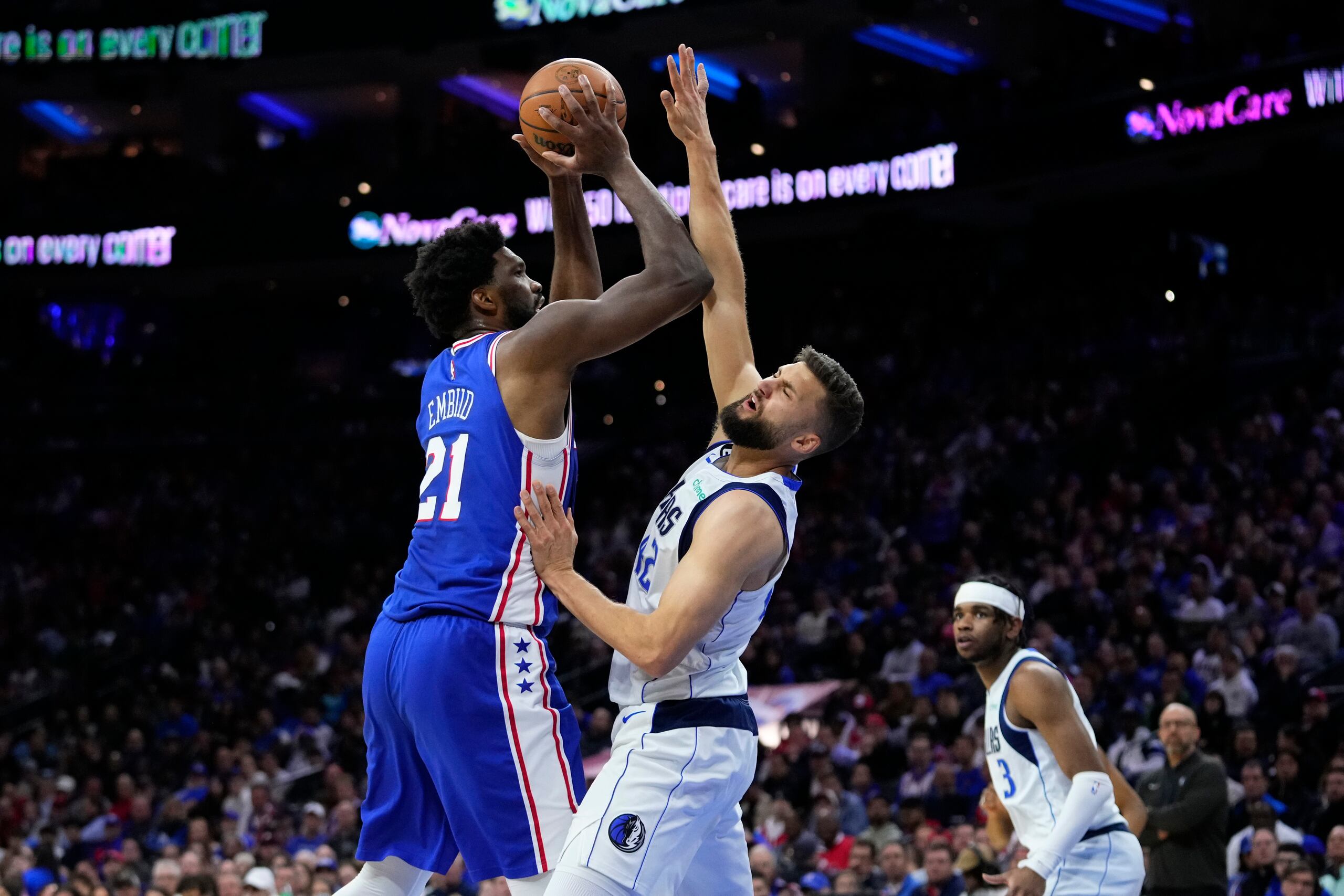 Joel Embiid, de los Sixers de Filadelfia, realiza un disparo ante Maxi Kleber, de los Mavericks de Dallas, durante el encuentro del miércoles.