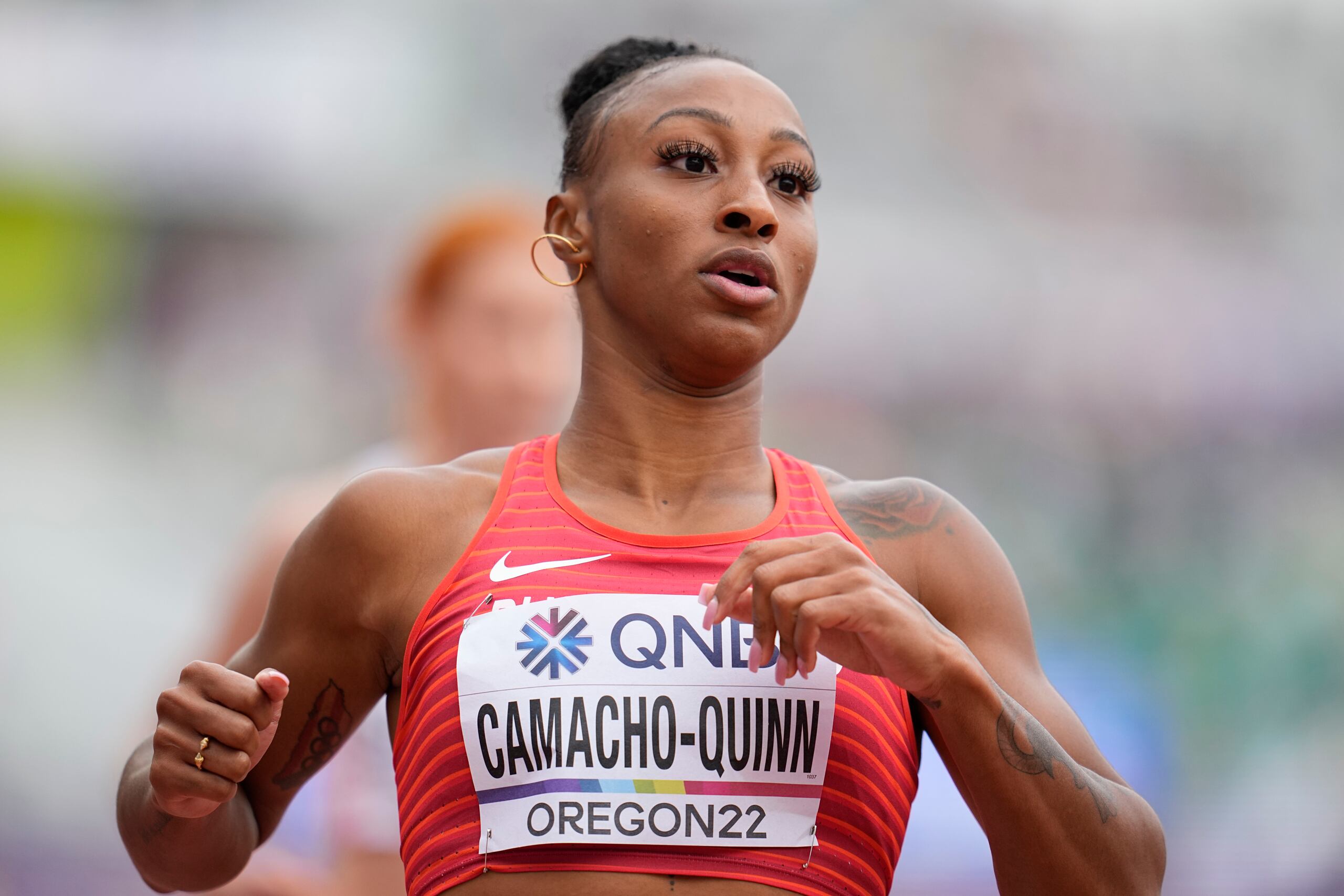 Jasmine Camacho-Quinn está complacida con su desempeño en Eugene, Oregon.