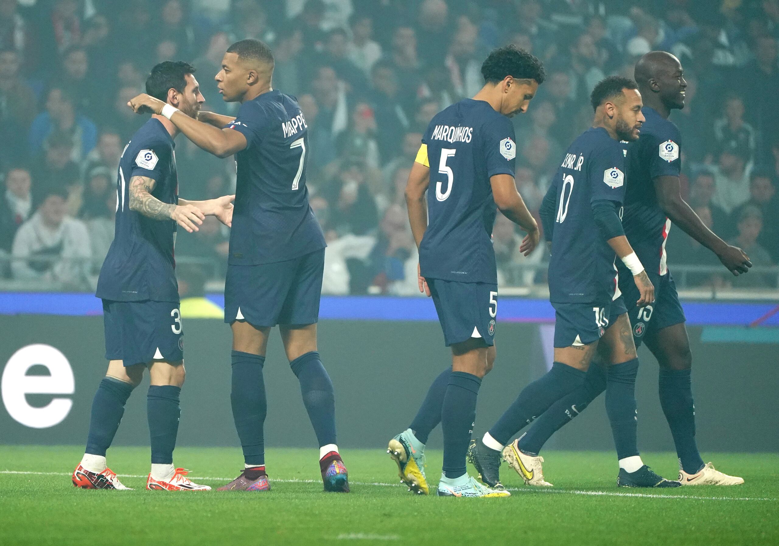 Lionel Messi (izquierda), celebra con Kylian Mbappe y con sus compañeros del PSG el primer gol del equipo en el partido de la League One francesa contra el Lyon, en el estadio Groupama, en Decines, a las afueras de Lyon, Francia, el 18 de septiembre de 2022.