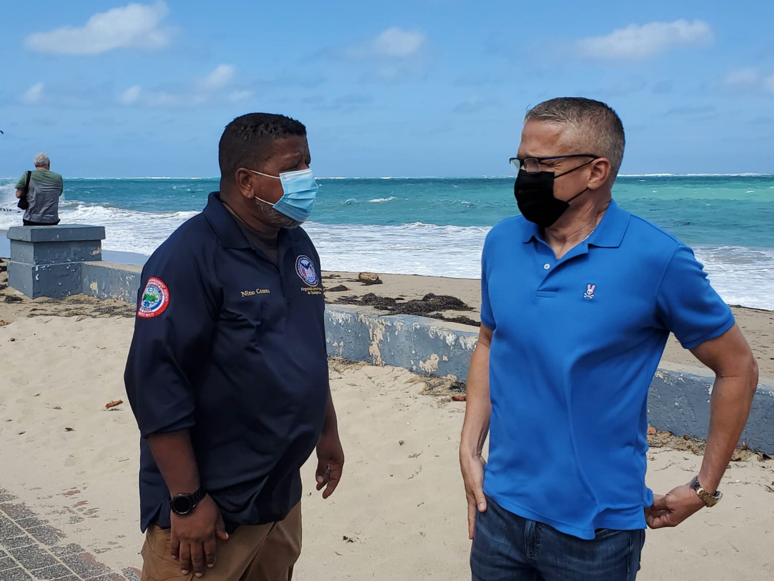 Nino Correa, director de Nmead (izquierda), y Alexis Torres, director del Departamento de Seguridad Pública, realizaron un operativo de orientación en distintos puntos del litoral norte de la Isla.