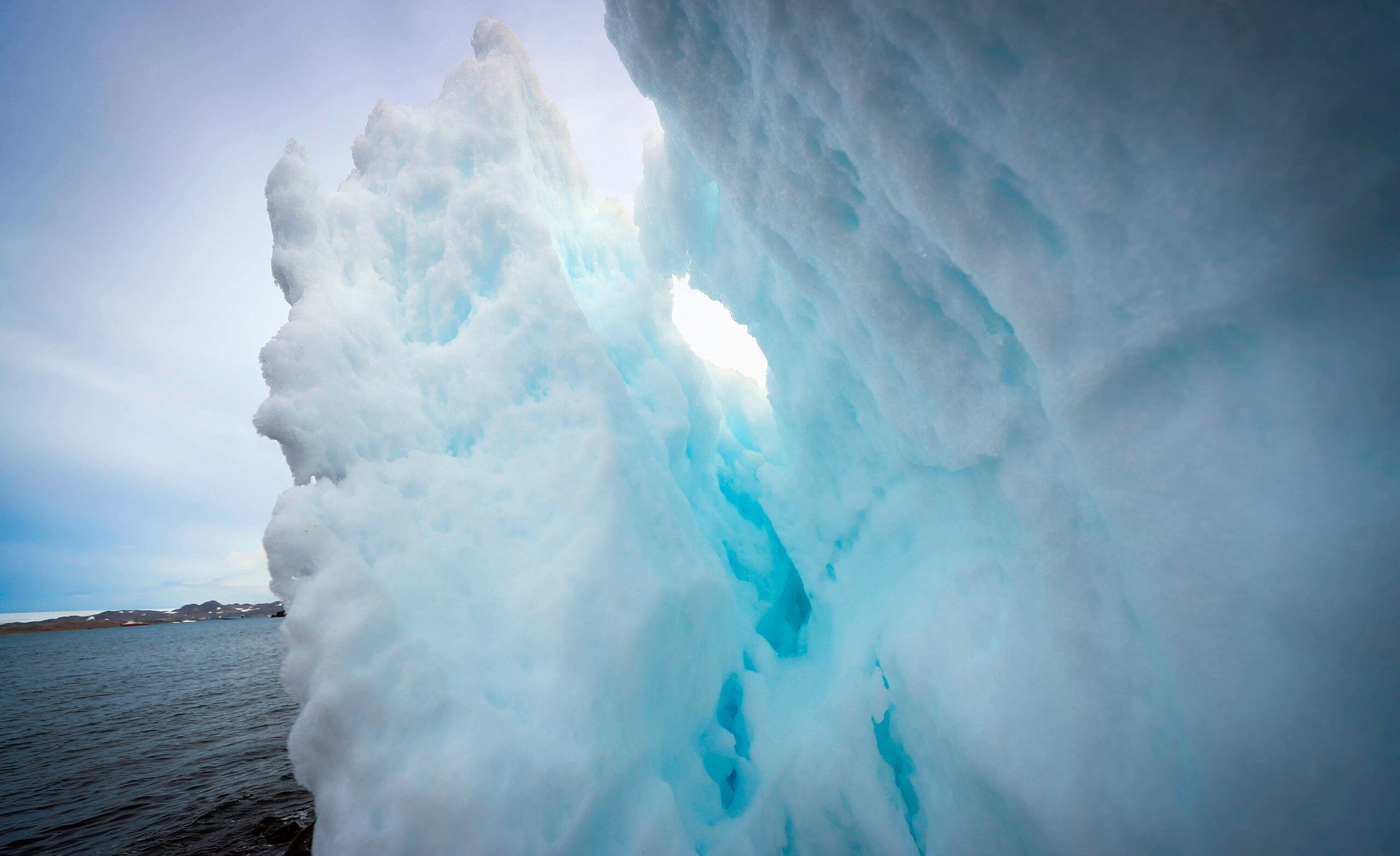 Actualmente, el manto de hielo de Groenlandia pierde masa más rápido que el de la Antártida (casi el doble), pese a que el manto de hielo Antártico almacena un volumen de hielo diez veces superior al groenlandés.