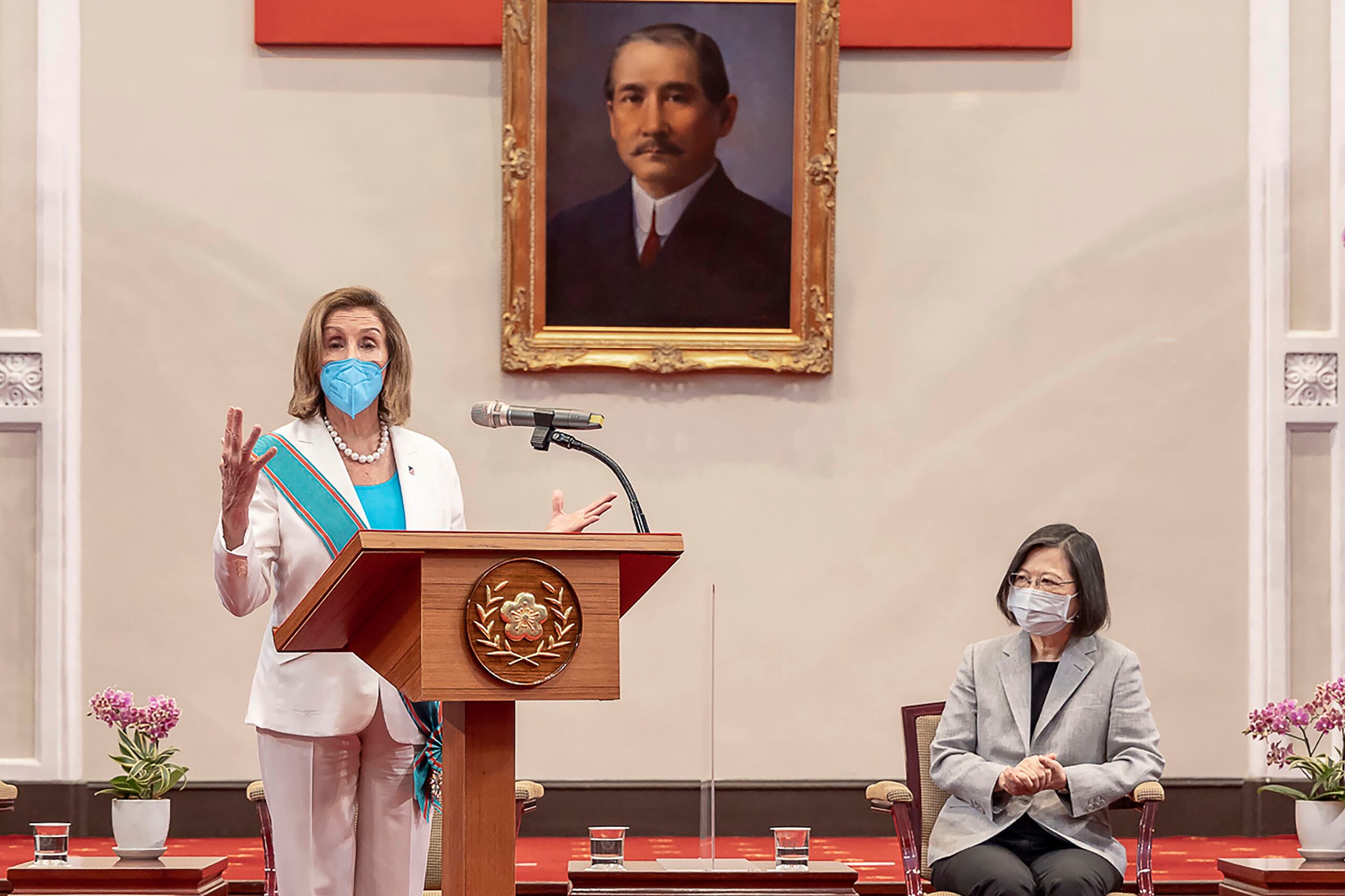 Nancy Pelosi y la presidenta de Taiwán Tsai Ing-wen. (Taiwan Presidential Office via AP, File)