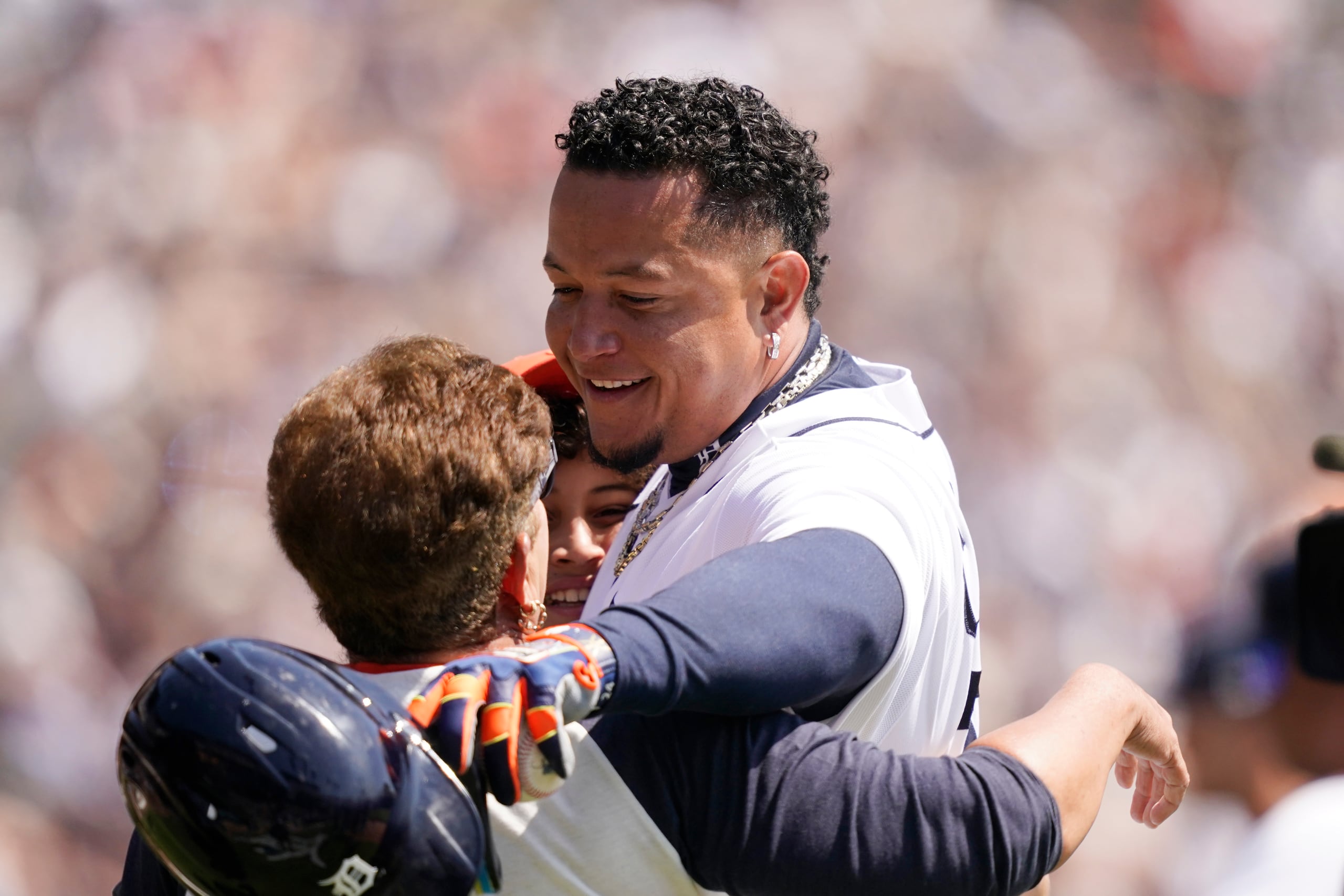 Miguel Cabrera de los Tigres de Detroit saluda a sus familiares tras conectar su hit 3,000 en las Grandes Ligas, el sábado 23 de abril de 2022. (AP Foto/Carlos Osorio)