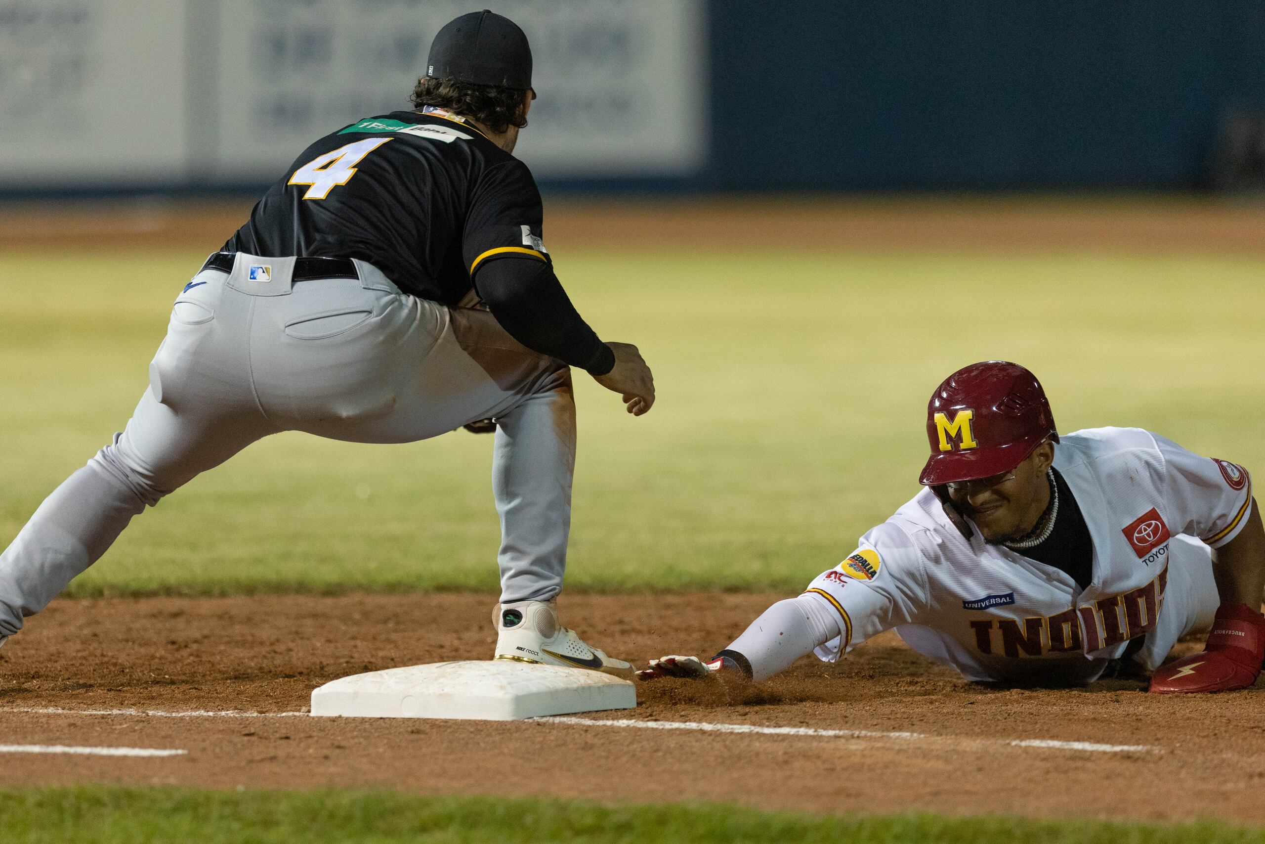 Los equipos visitantes ganaron los primeros dos juegos de la serie final de la LBPRC, que se reanuda el viernes en el Roberto Clemente Walker de Carolina.