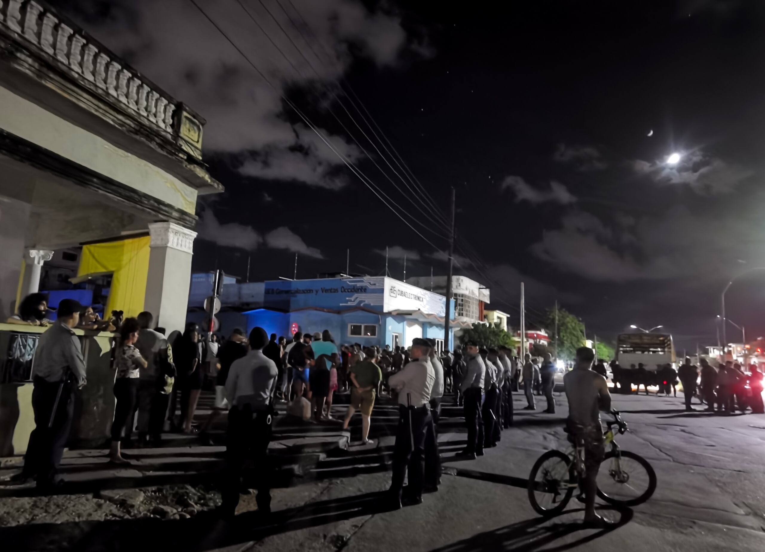 Varias personas se manifiestan exigiendo regrese la electricidad y comida, durante la noche del 30 de septiembre del 2022, hoy, en La Habana (Cuba). EFE/ Yander Zamora
