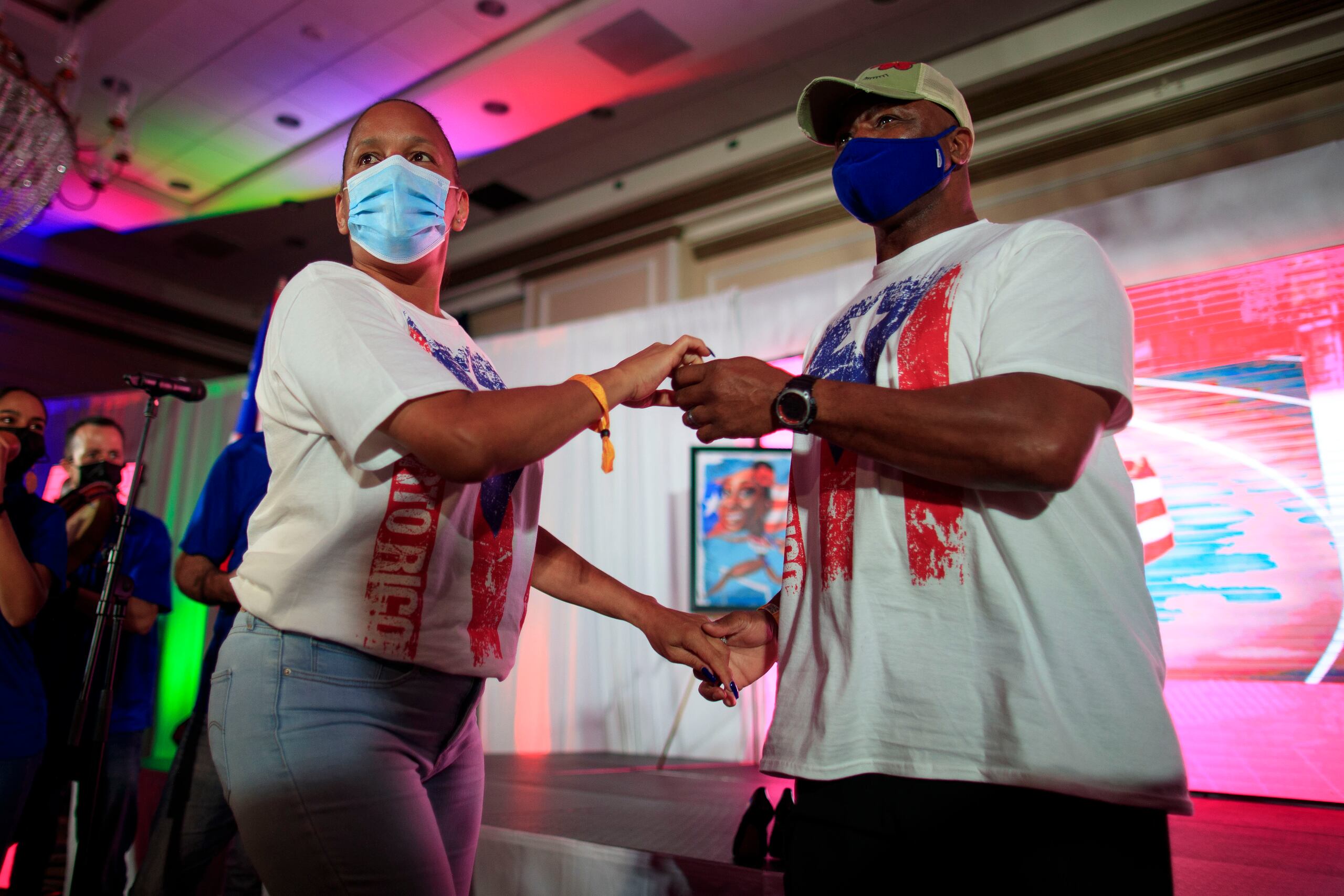 Las padres de Jasmine Camacho Quinn, María Milagros y James, bailan durante la actividad privada realizada en la mañana y temprana tarde de hoy en el Fairmont El San Juan Hotel en Isla Verde.