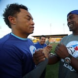 Carlos Delgado y Mako Oliveras reaccionan entristecidos por la noticia de Roberto Alomar