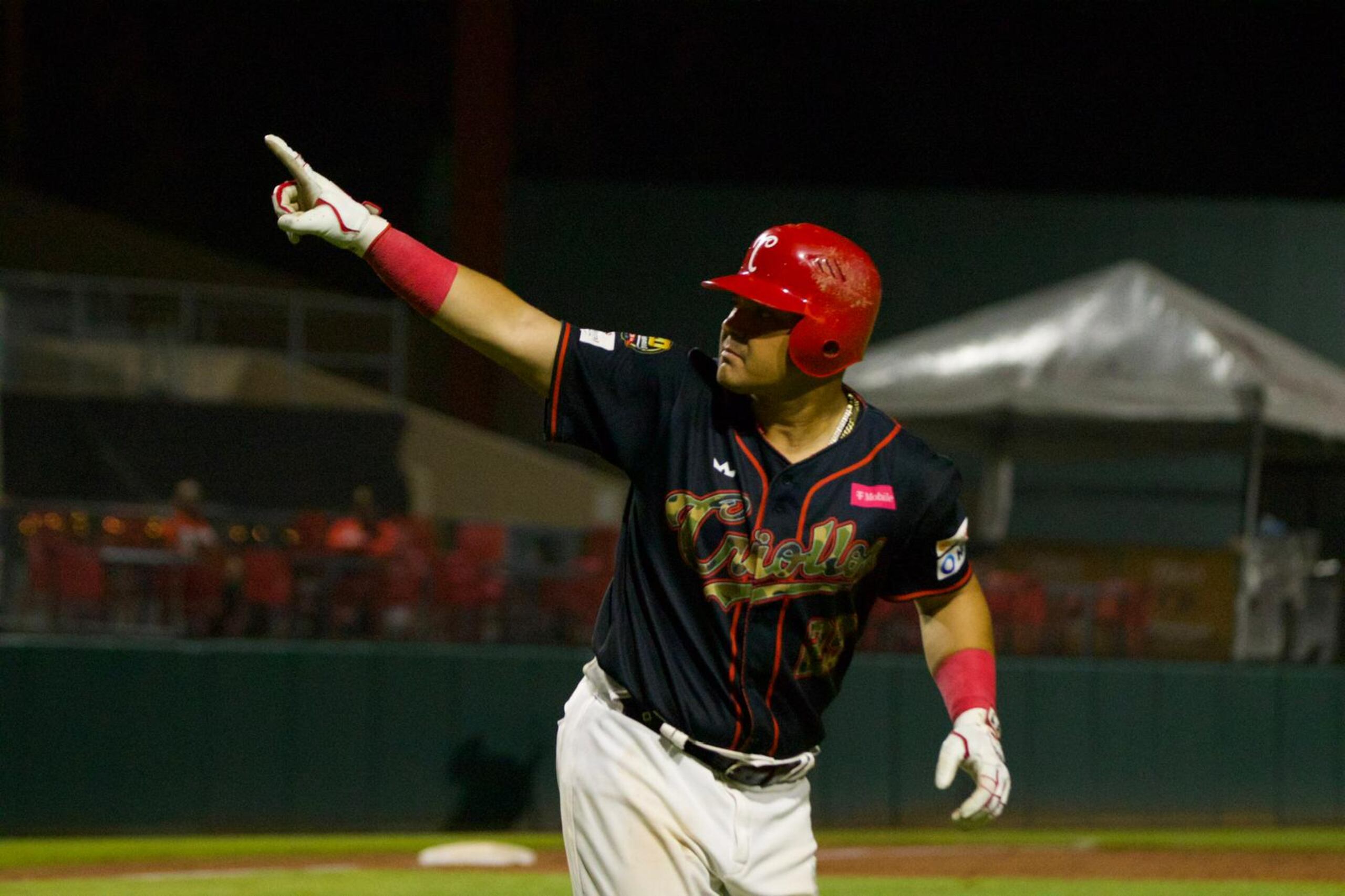 El receptor Jonathan Morales, de los Criollos de Caguas, sacudió un vuelacercas de dos carreras el sábado en el triunfo de su equipo sobre el RA12.