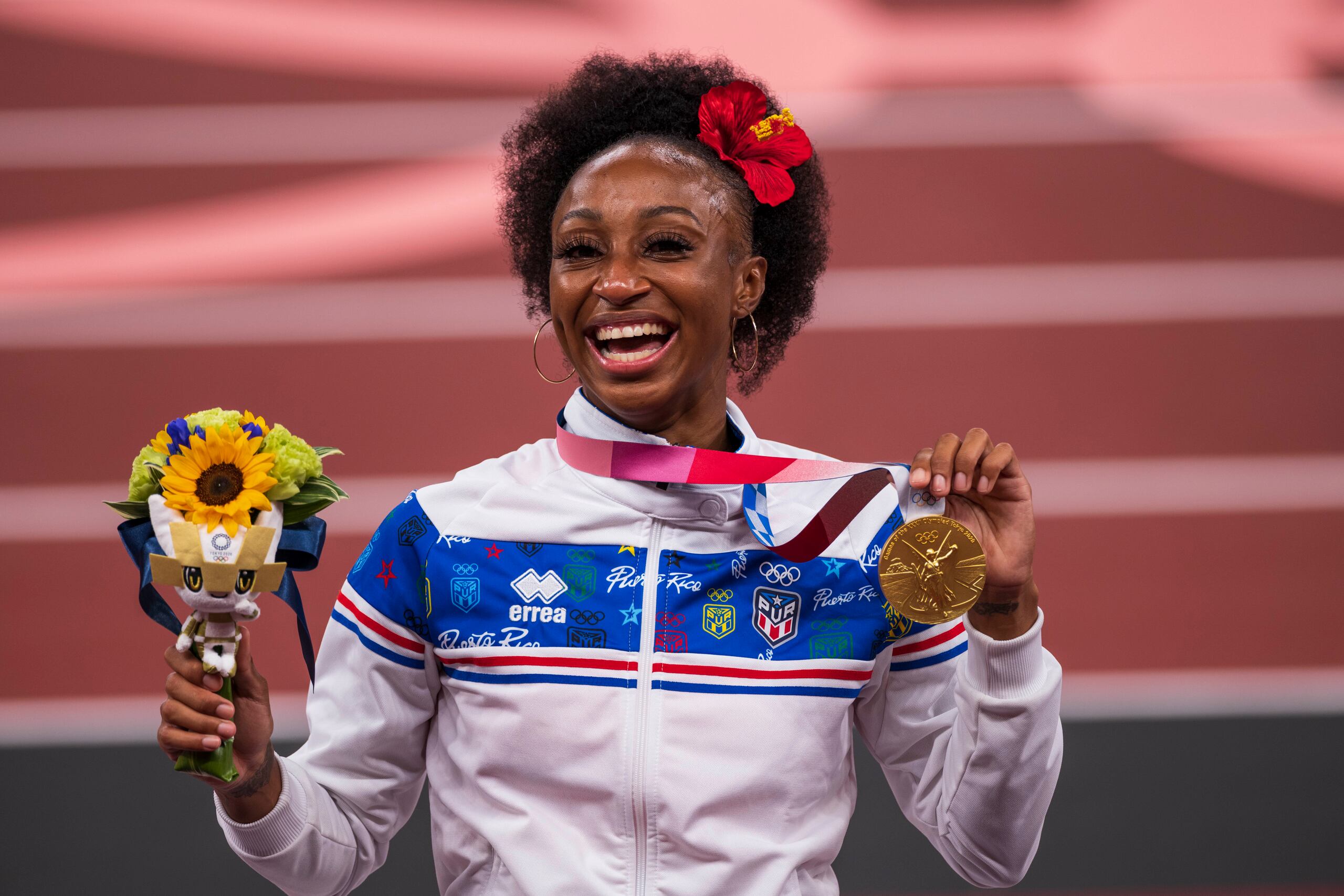 Jasmine Camacho Quinn llevó una flor de Maga a la ceremonia, la cual compró en Amazon, porque quería ir a la ceremonia con "la Flor de Puerto Rico".