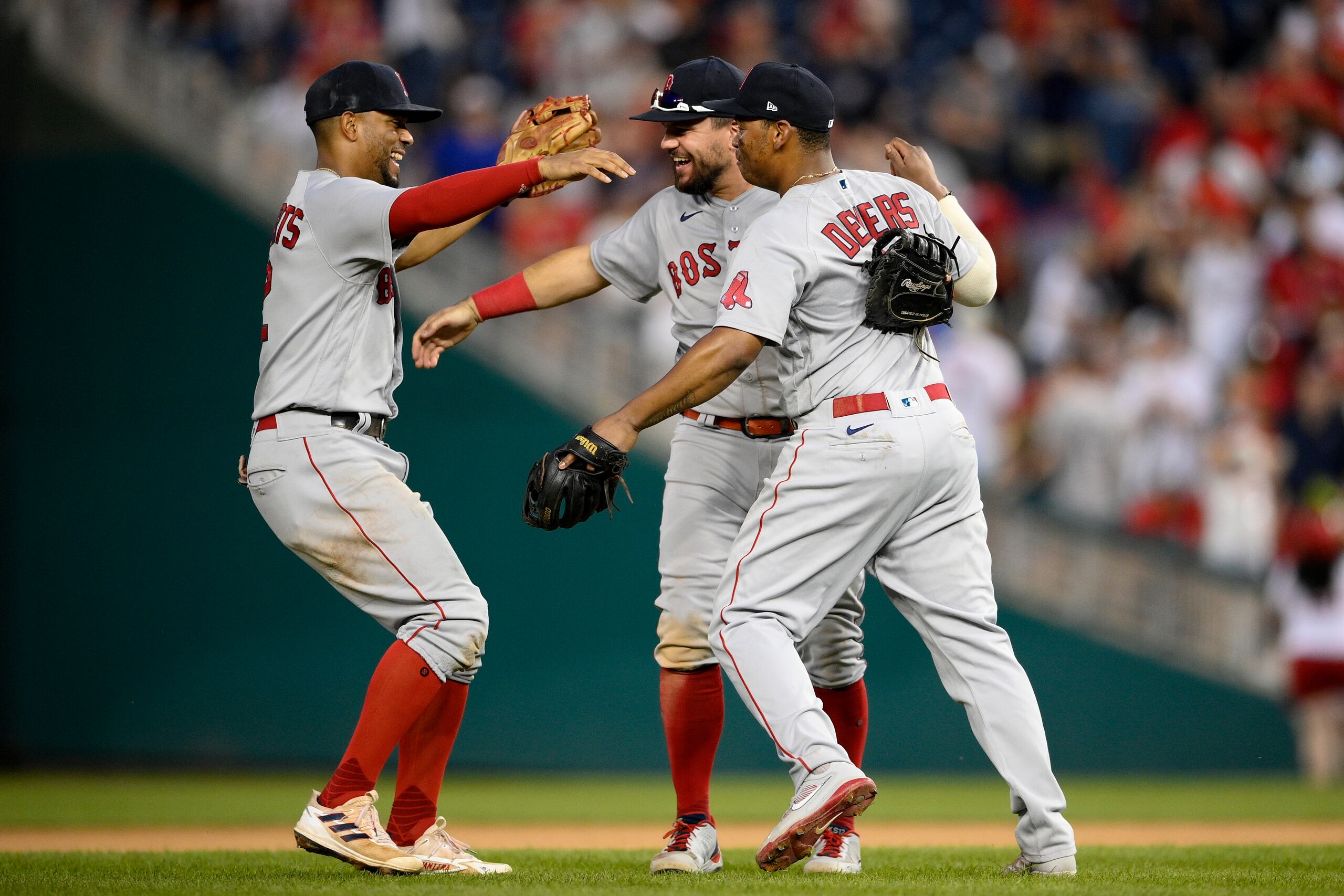 Los Red Sox de Boston celebraron domingo el pase a la postemporada como el primer wild card de la Liga Americana luego de vencer a Washington 7-5 en el último partido de la temporada, partido que no podían perder y en el que estaban abajo 5-1 a mitad del encuentro.