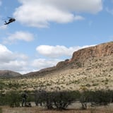 Rescatan con helicóptero a migrante herida en montañas de Arizona 